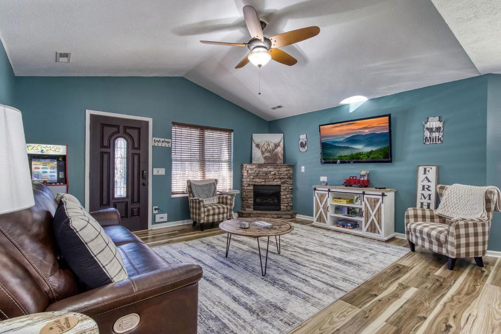 The Mason Jar, Hot Tub, WIFI, 560 FREE tickets each paid day view 4