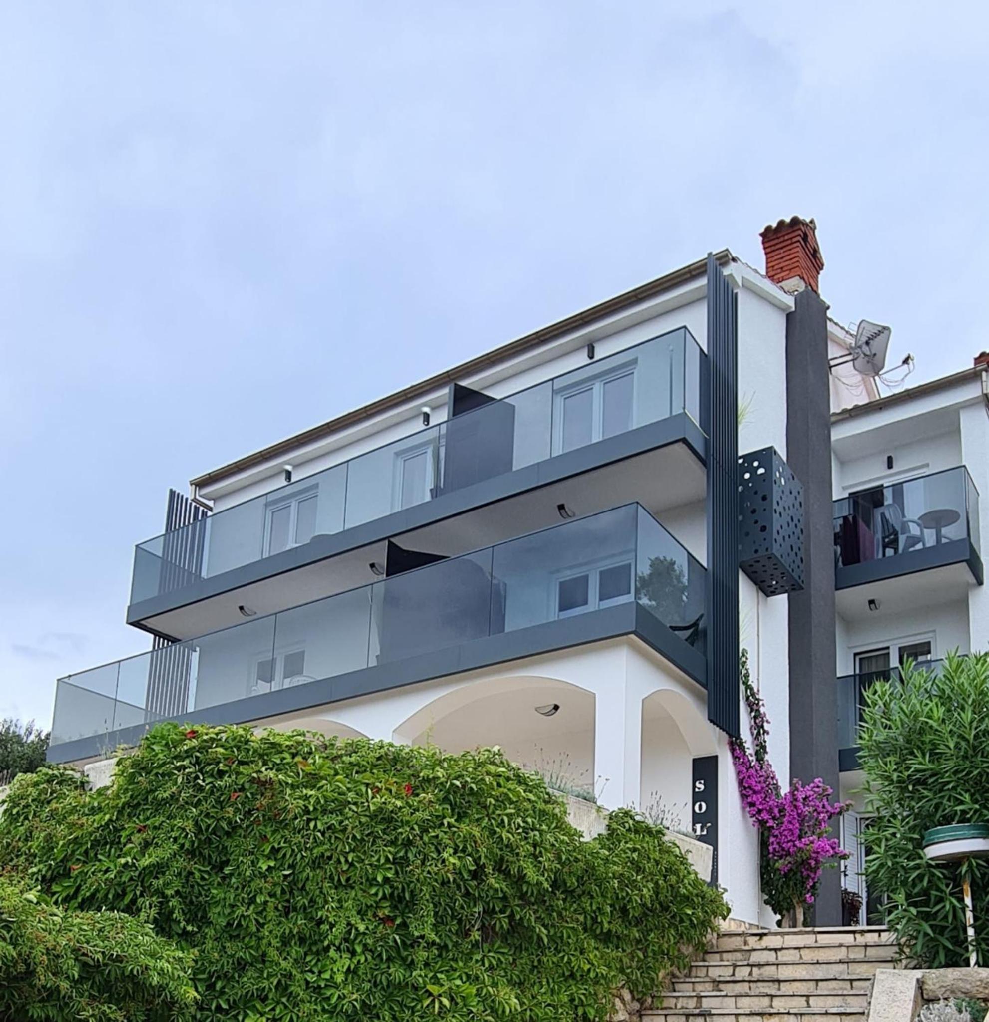 Apartments Solis, 50 m from the sea - Jakišnica view 3