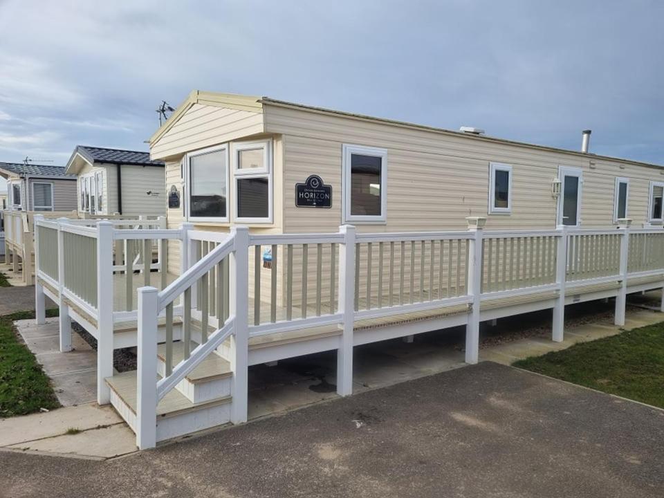 8 BERTH CARAVAN PG30 view 2