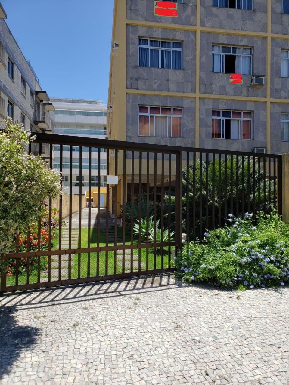 Localização Imbatível! A 98m da Praia do Forte com Conforto, Ar-Condicionado e Estacionamento!