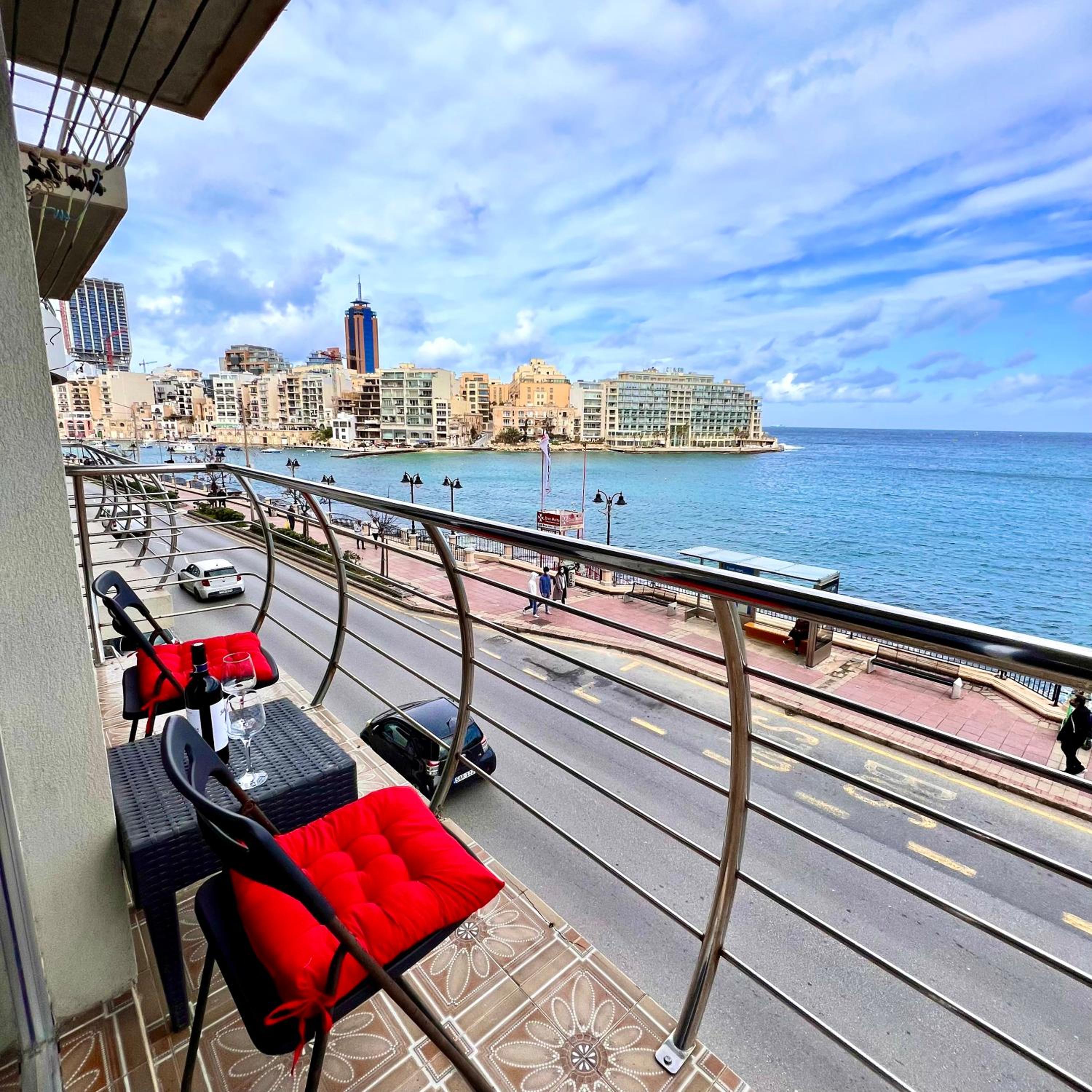 F2 - Lovely two bedrooms Flat sea View, St Julians