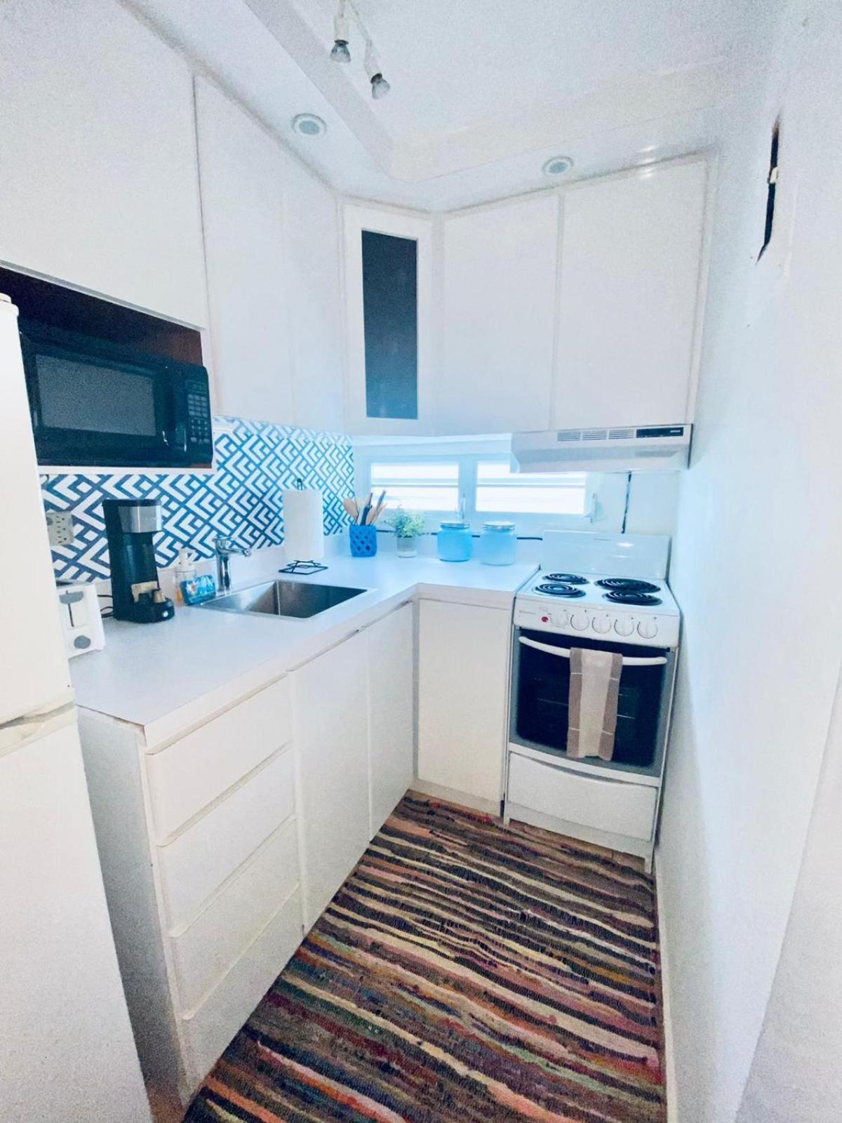 KASA Ocean Breeze - Cabana Studio Apartment BEACHFRONT CONDO POOL - Property Image 31