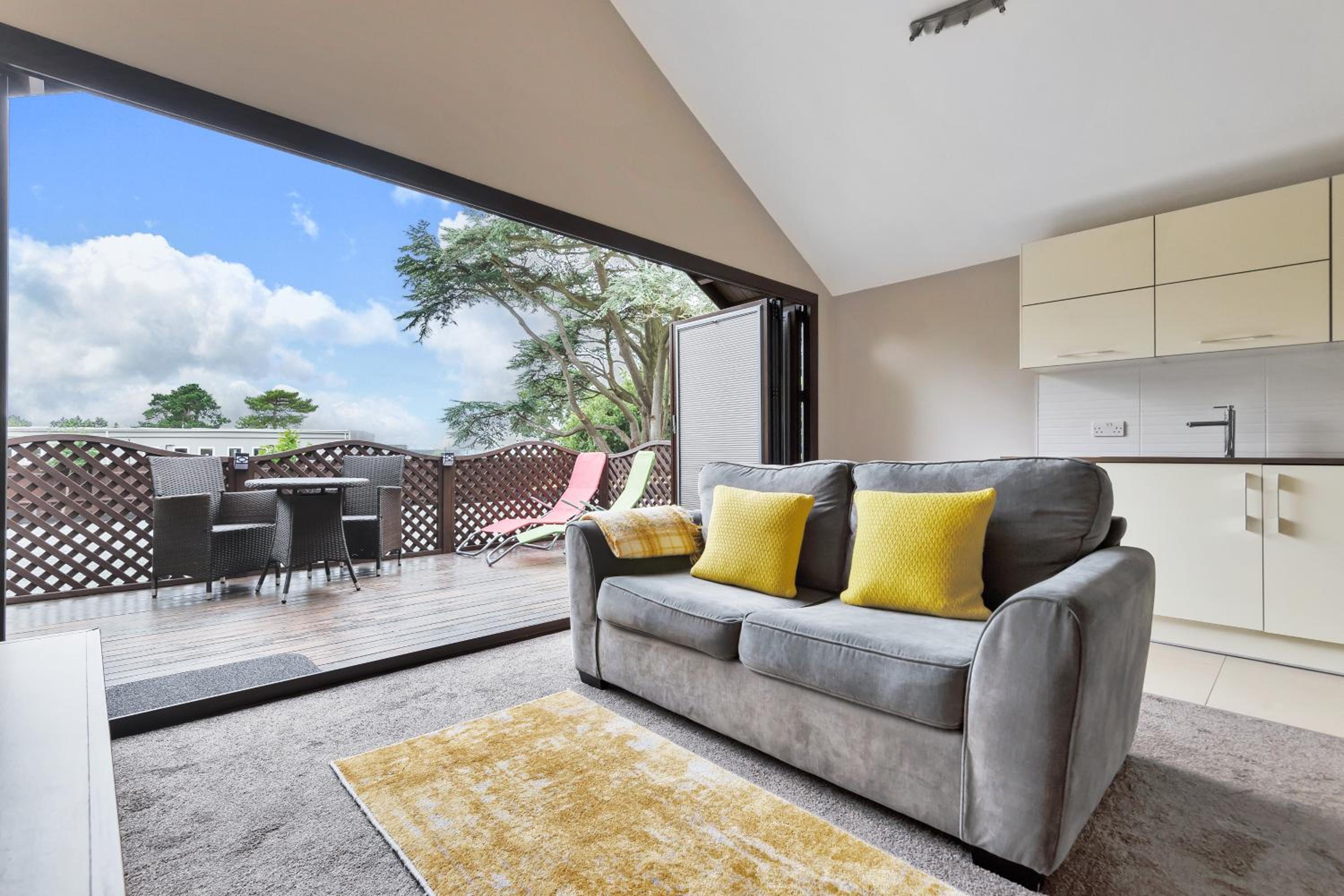 Hamble Retreat Studios and Lodge