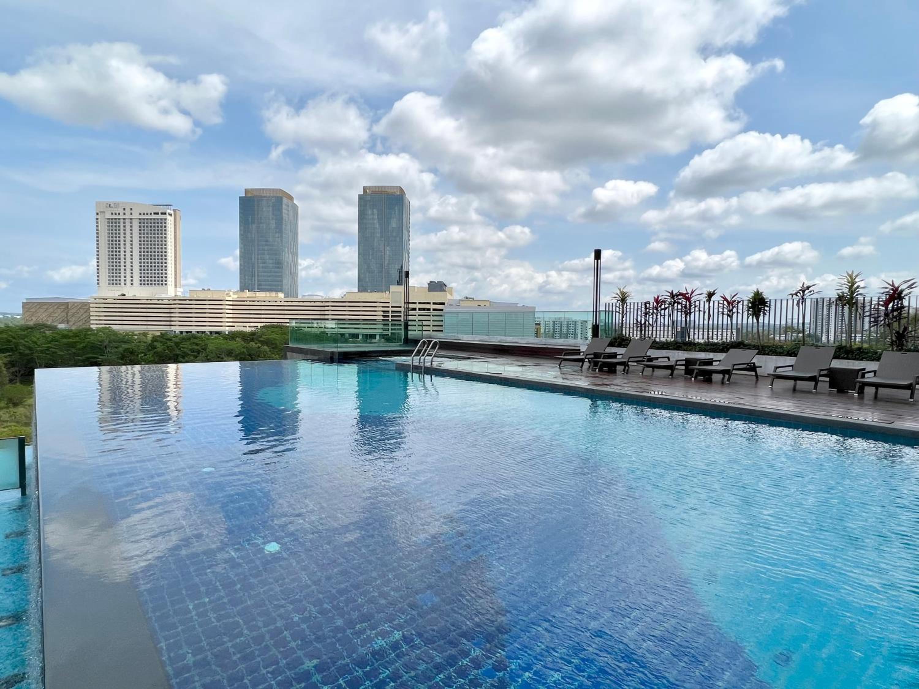 Royale Cottage Midvalley Netflix Pools 4 pax