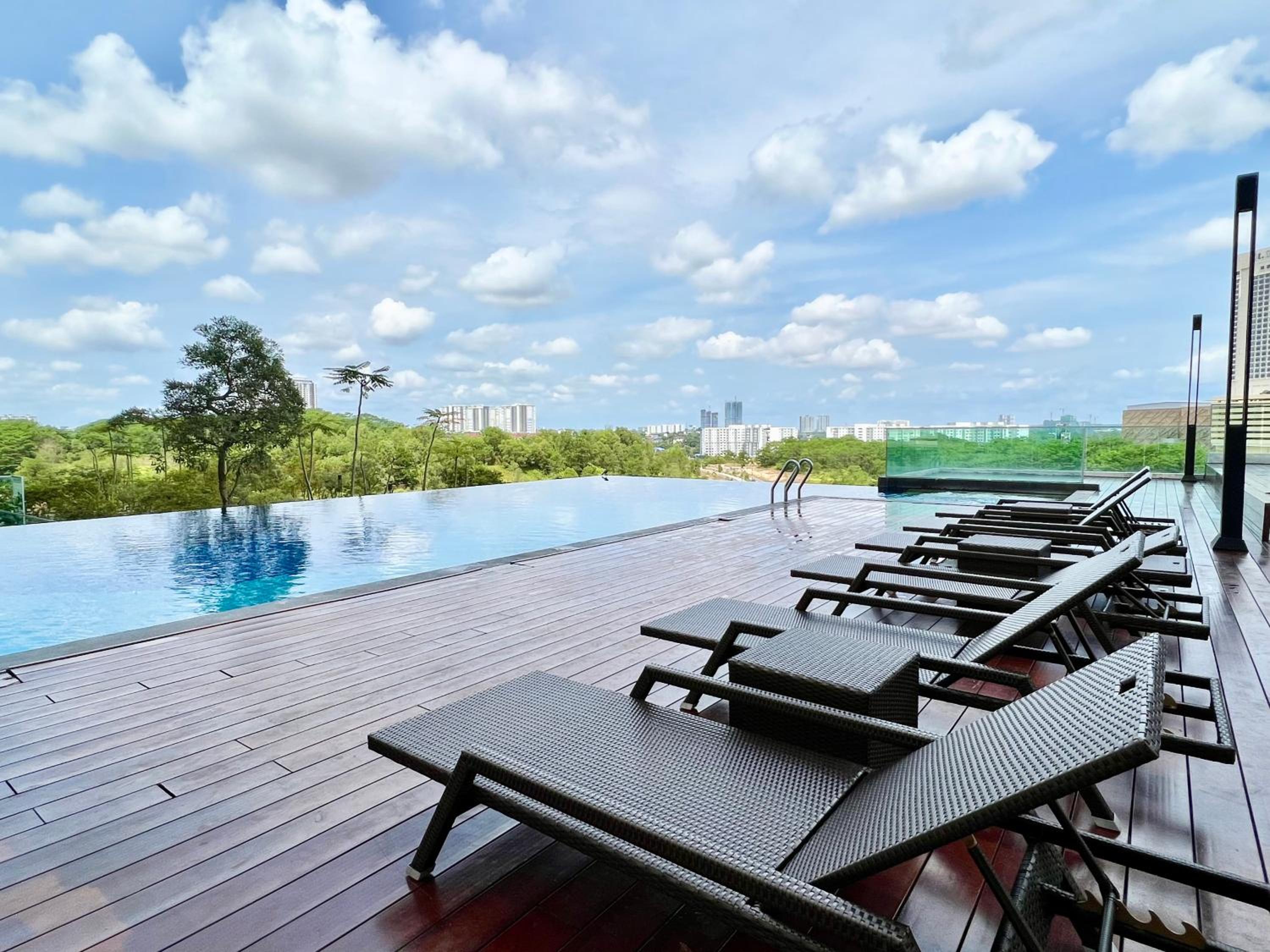 Royale Cottage Midvalley Netflix Pools 4 pax