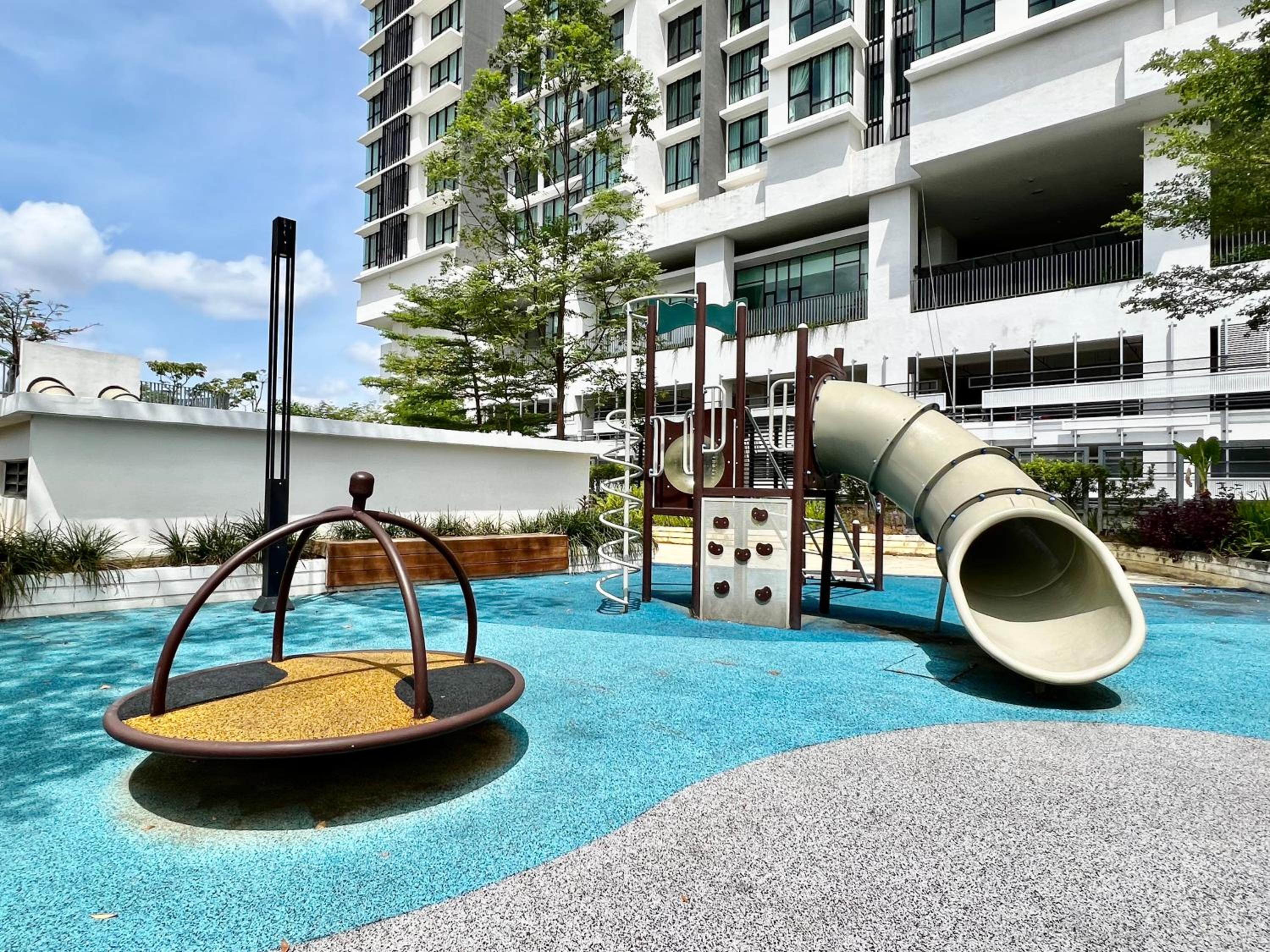 Royale Cottage Midvalley Netflix Pools 4 pax