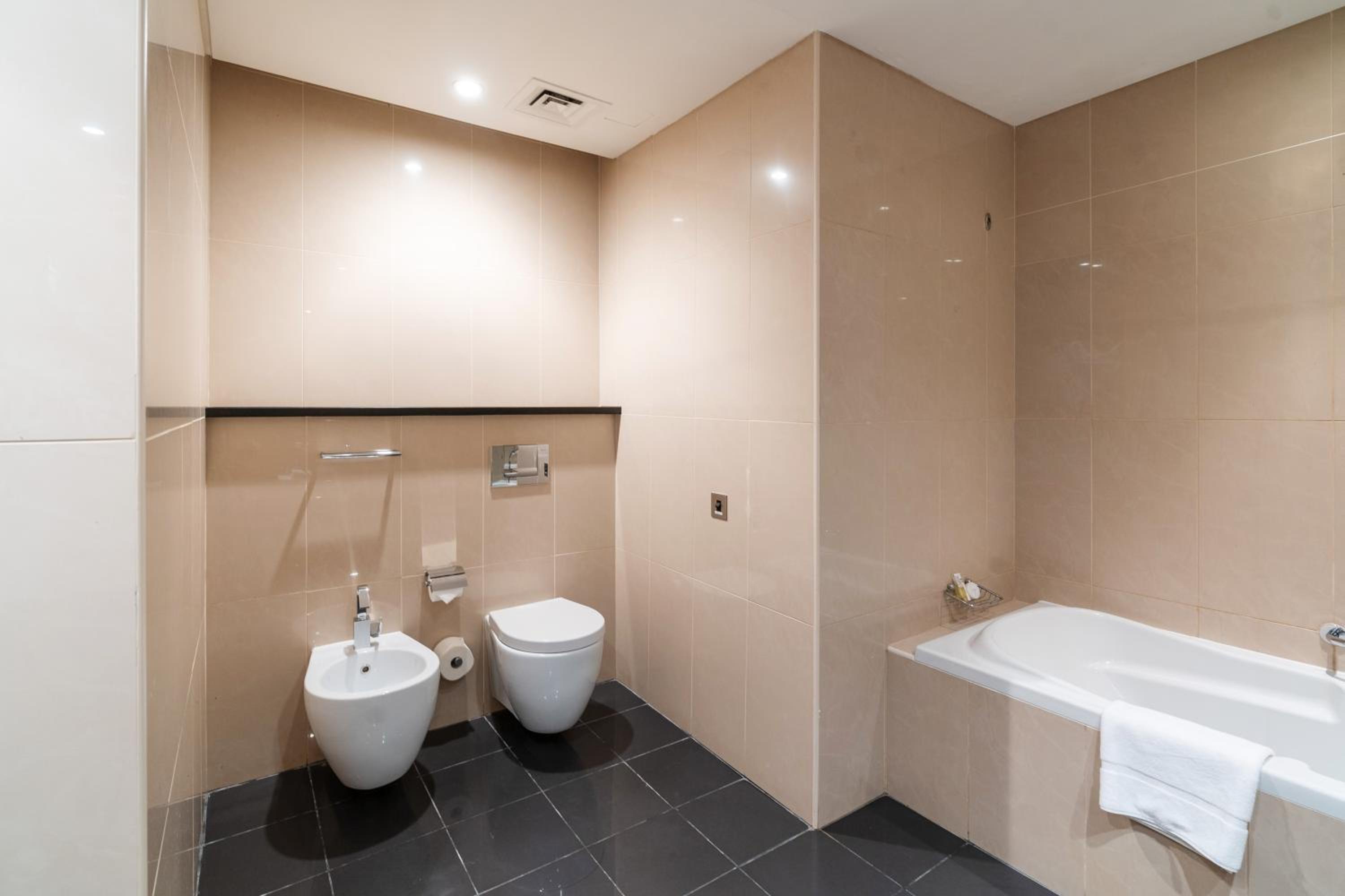 Royal Club By RVHR, Bonnington Residential Tower - JLT
