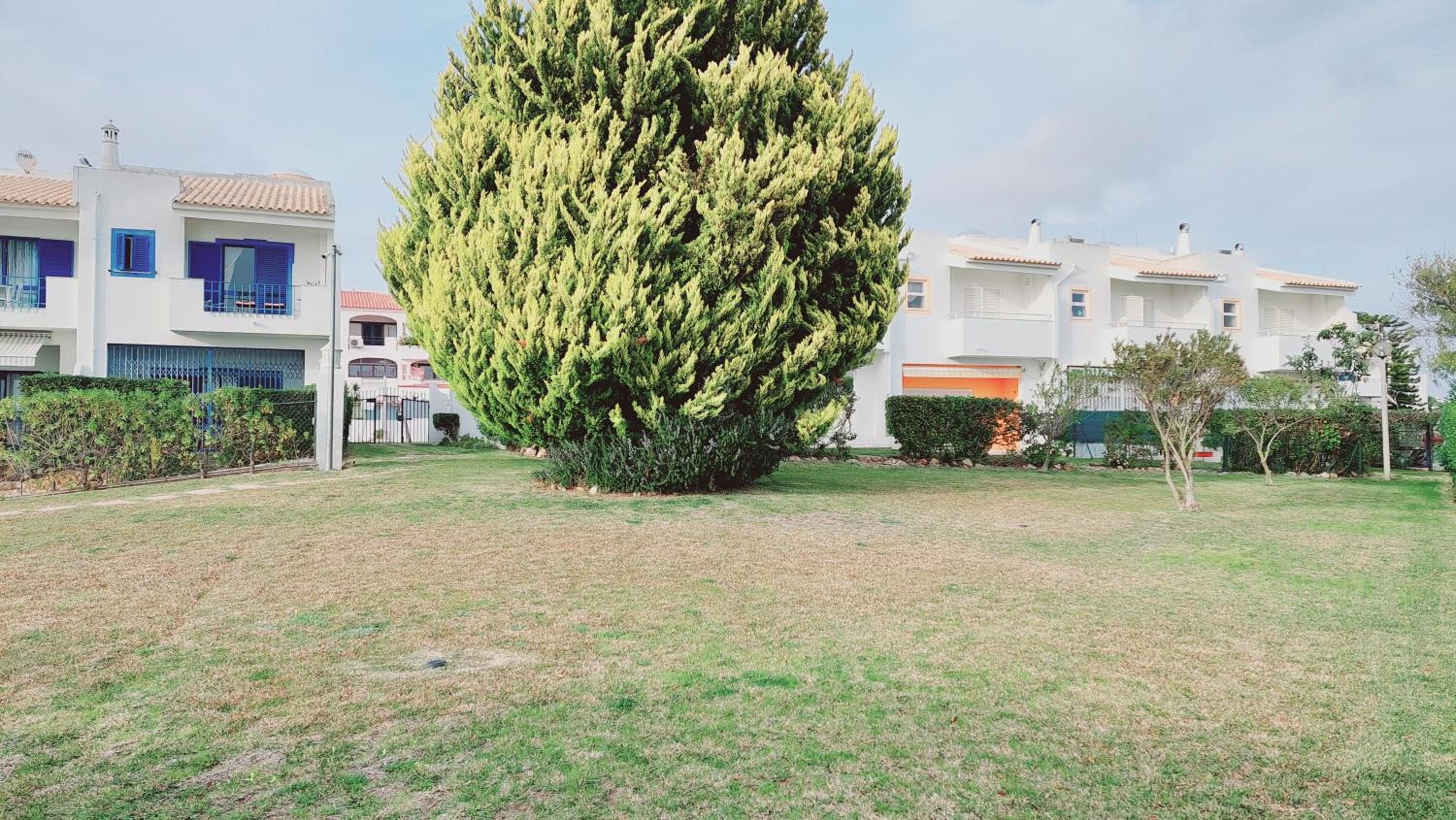 3 bedroom apartment in Oura Albufeira with amazing pool at walking distance to beach, strip and old town, WIFI and AC, private condo view 2