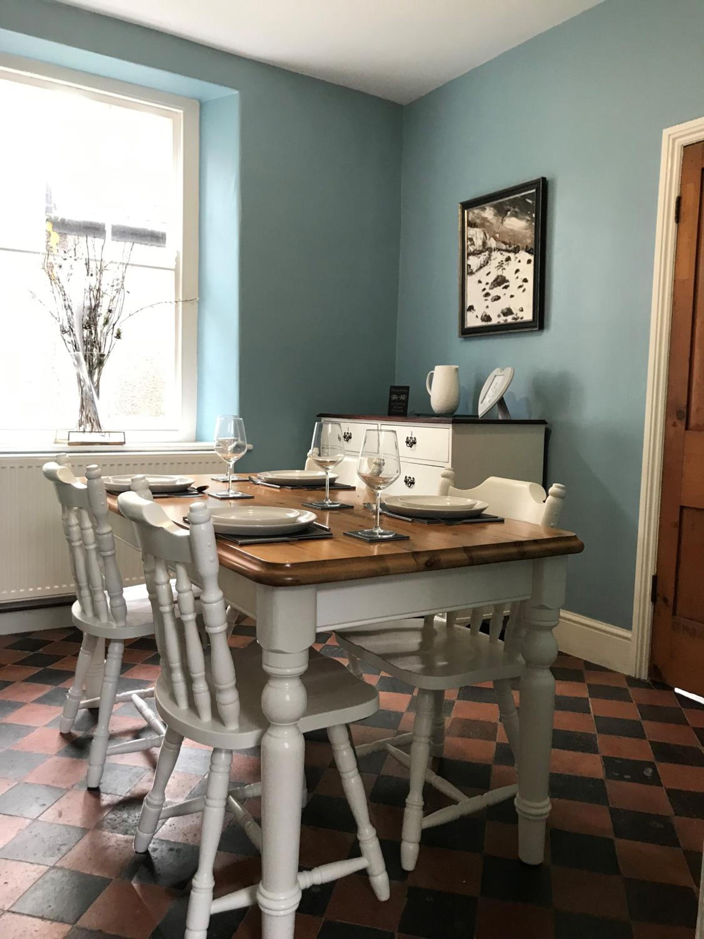 2 bed period cottage sleeps 4 in central Crickhowell view 3