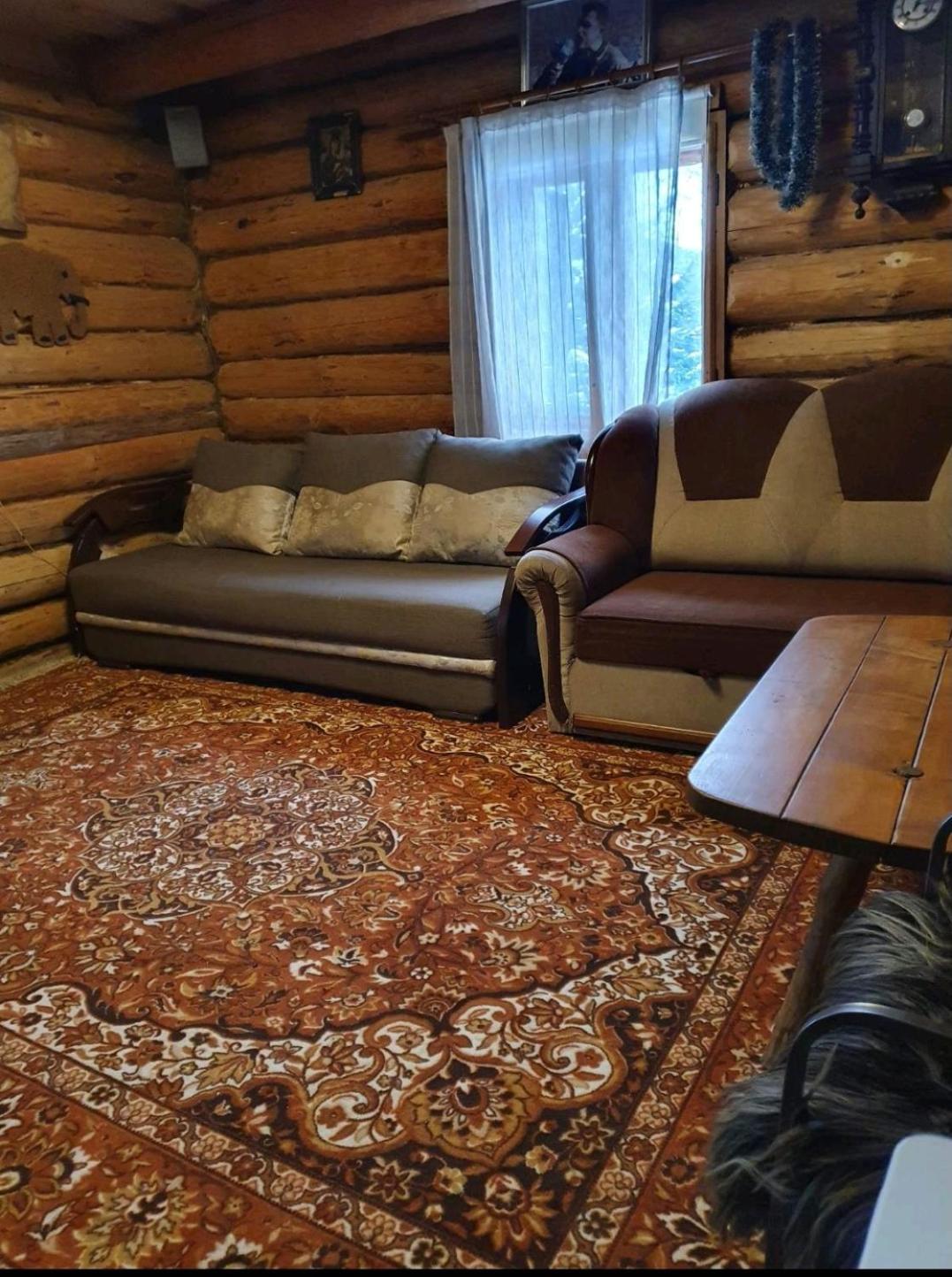 Хатина біля потока