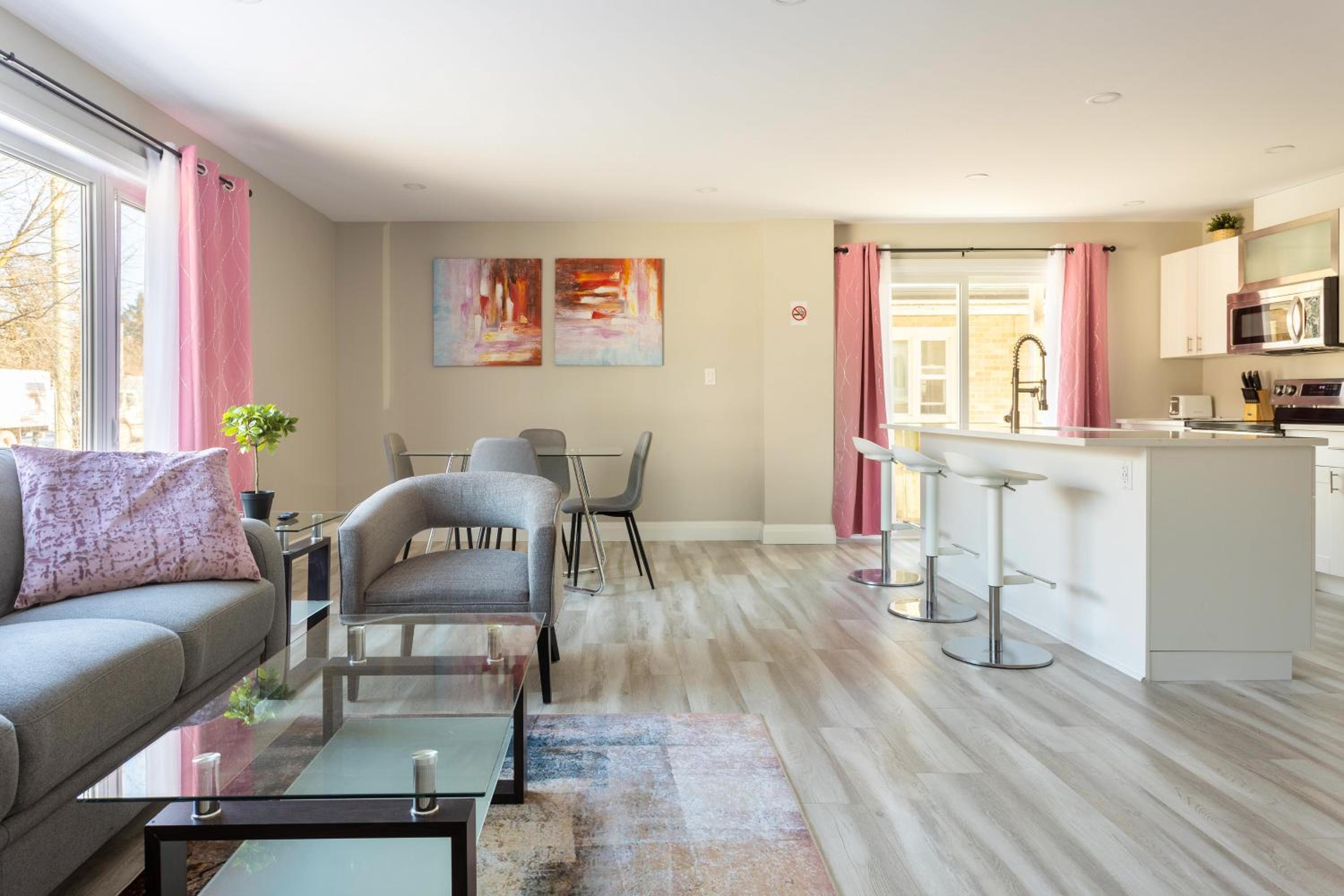 Kitchener Vacations - ENTIRE 2 BEDROOM APARTMENT DOWNTOWN - u2 - Property Image 2