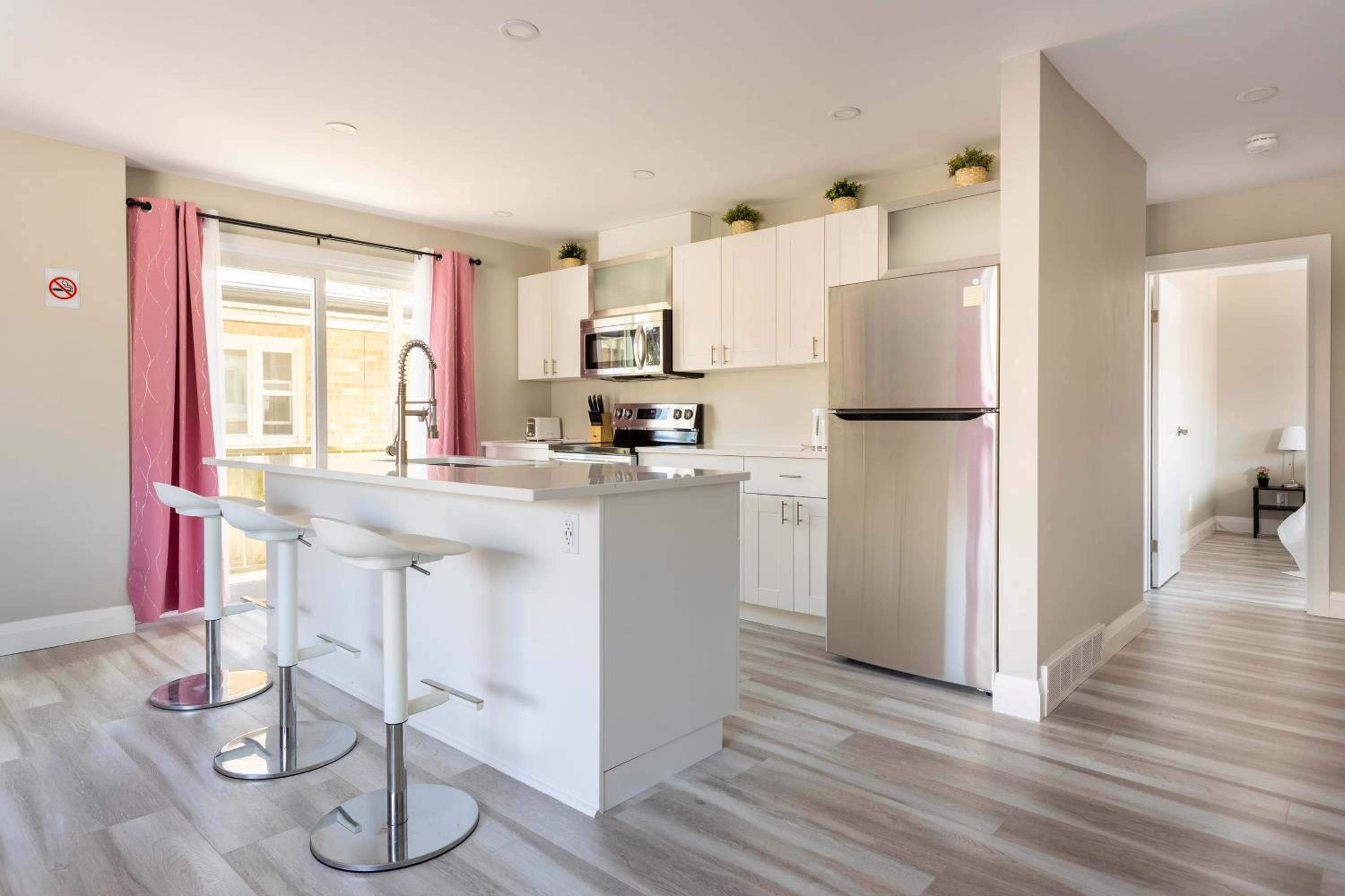 Kitchener Vacations - ENTIRE 2 BEDROOM APARTMENT DOWNTOWN - u2 - Property Image 4