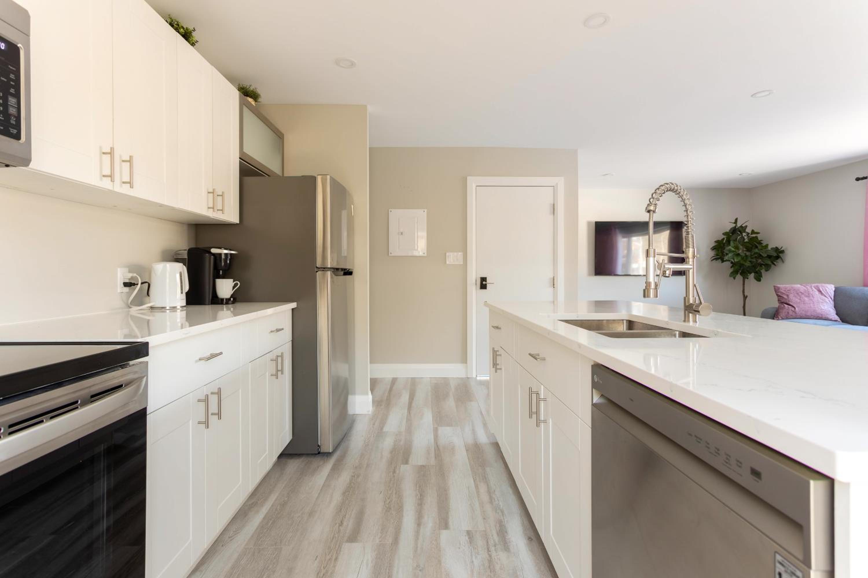 Kitchener Vacations - ENTIRE 2 BEDROOM APARTMENT DOWNTOWN - u2 - Property Image 5