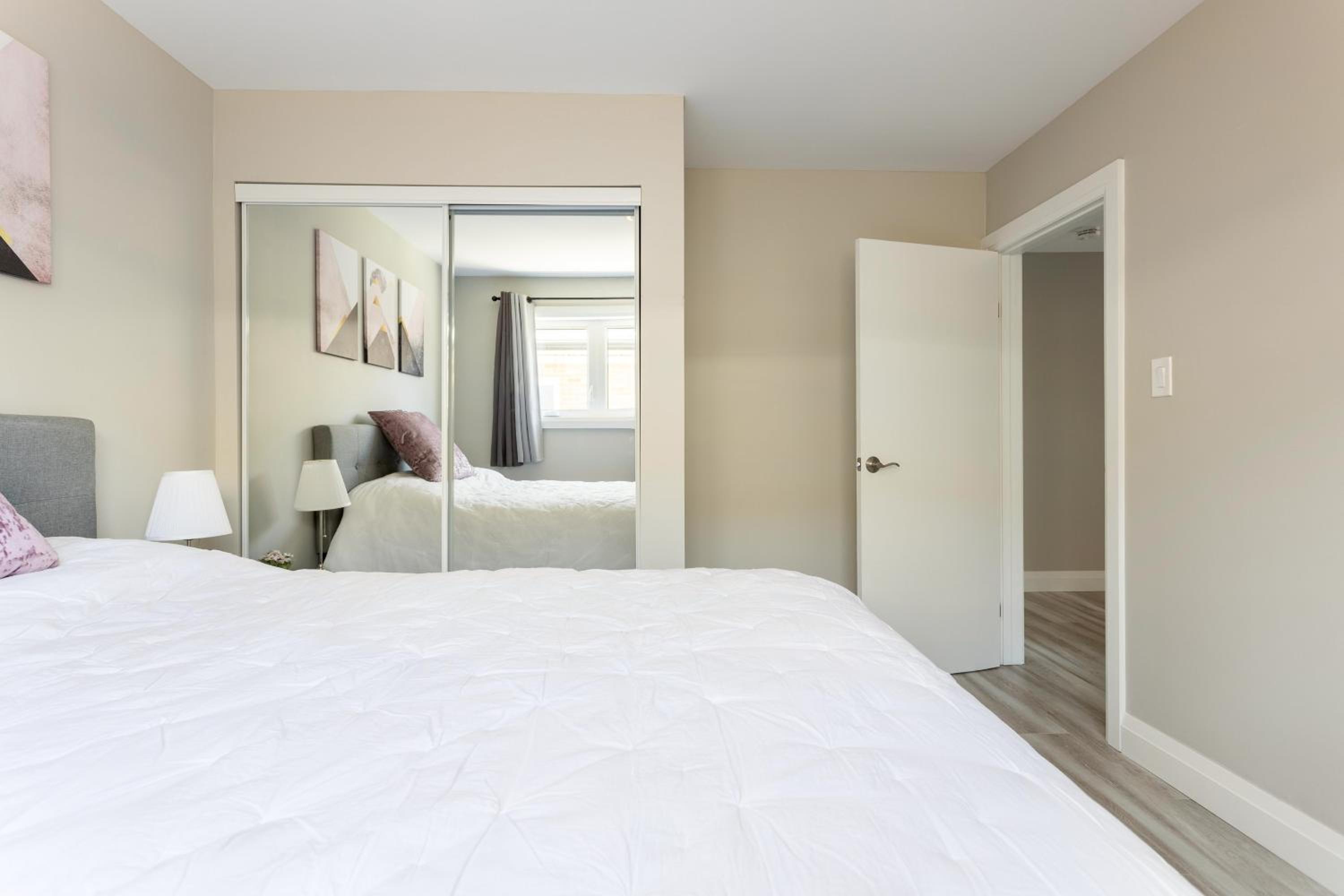 Kitchener Vacations - ENTIRE 2 BEDROOM APARTMENT DOWNTOWN - u2 - Property Image 8