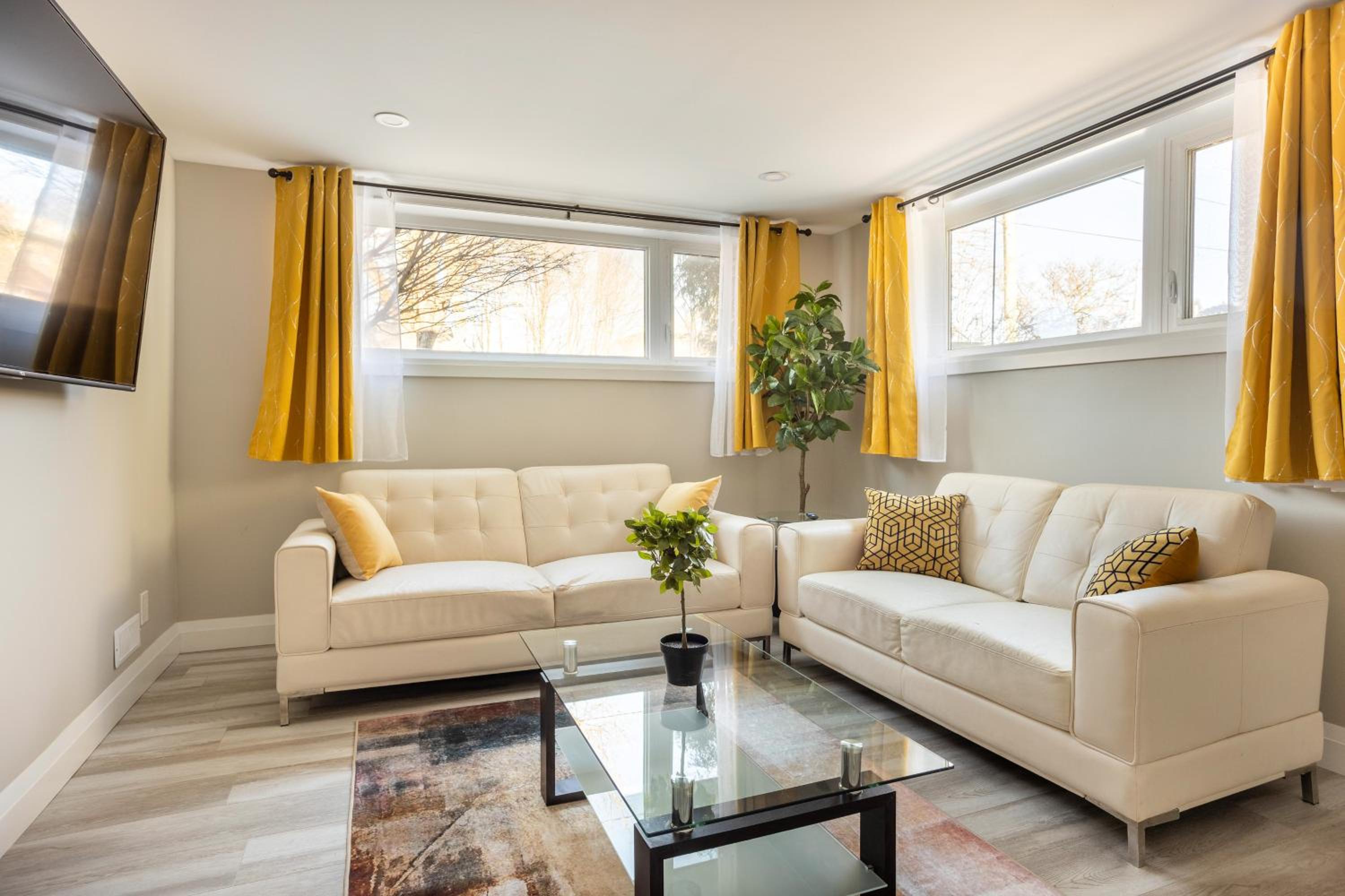 Kitchener Vacations - ENTIRE 2 BEDROOM APARTMENT DOWNTOWN - u1 - Property Image 1