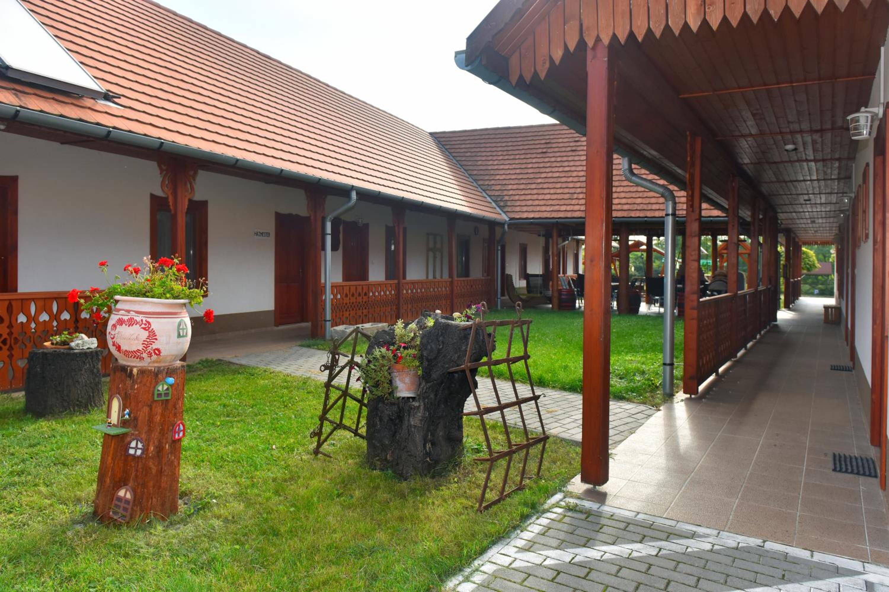 Nyakigláb Villa view 4