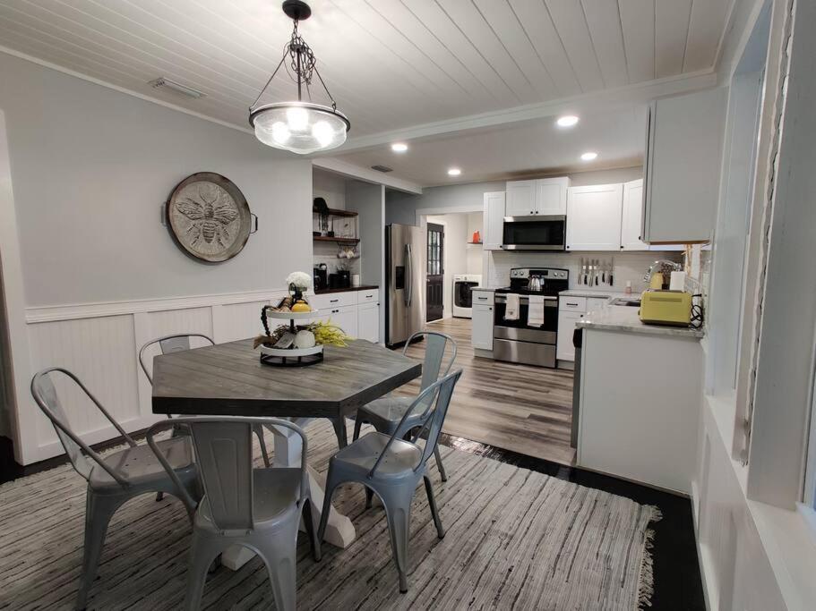 HoneyComb GEM, Beautifully Designed & Near Downtown Thomasville