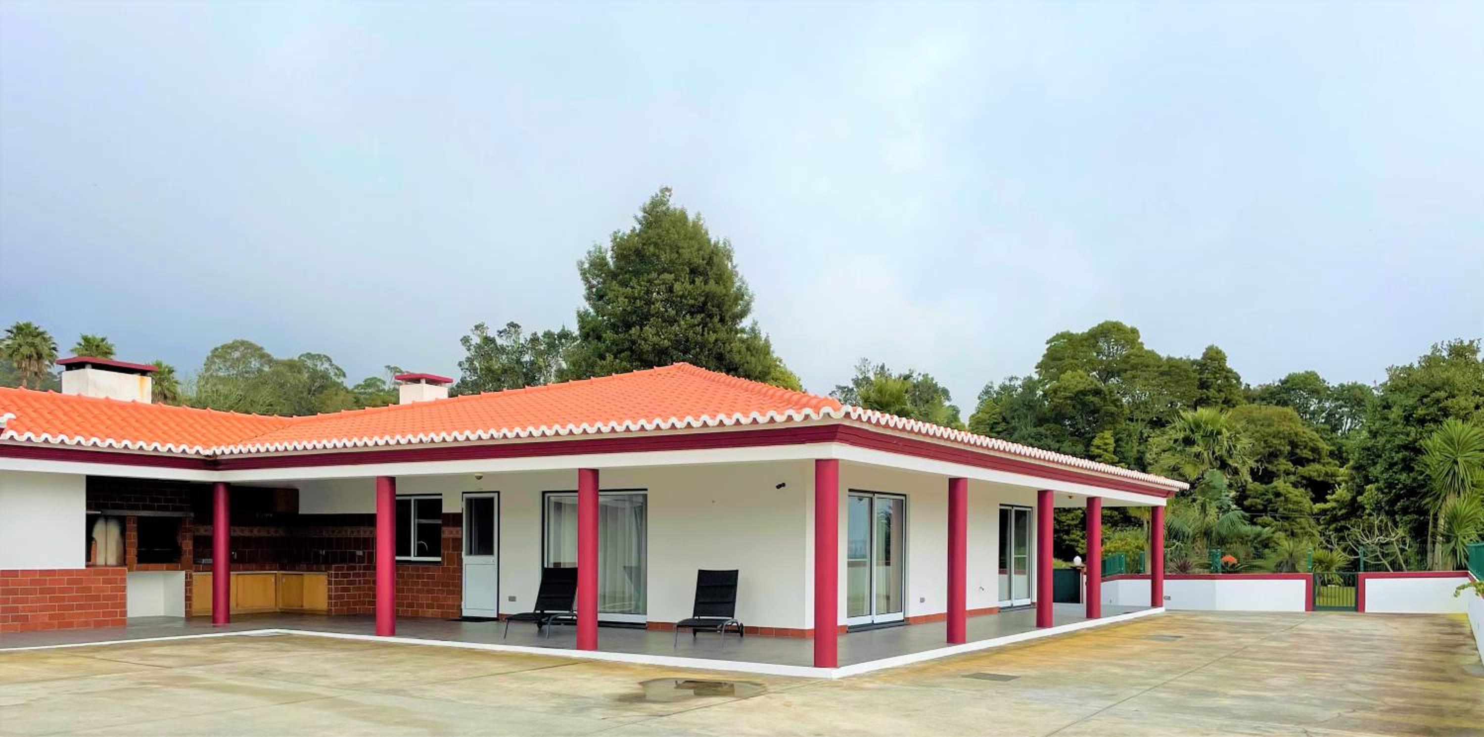 Hotel Chalé d'Angra Guest House - Image 1