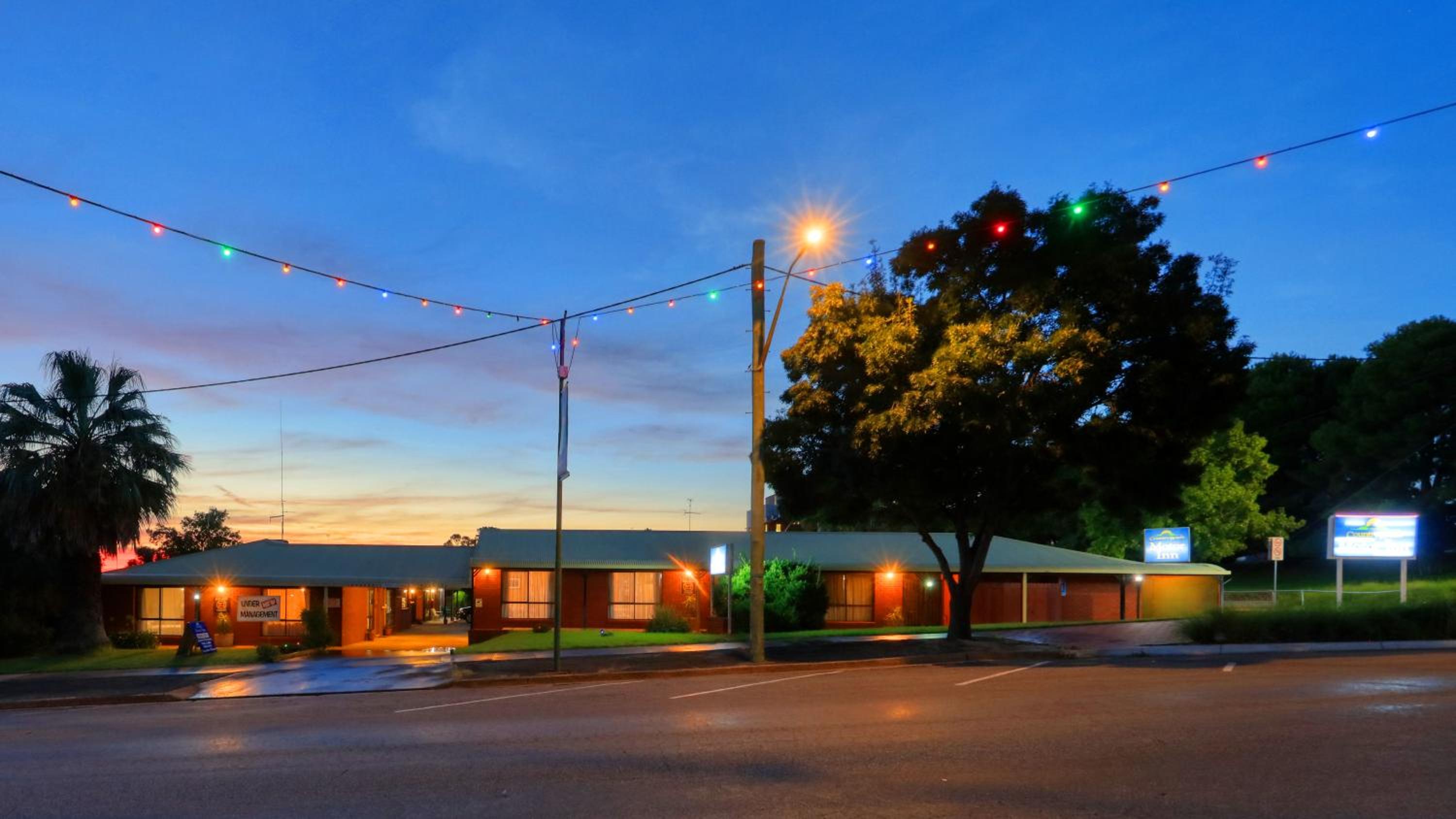 Country Roads Motor Inn
