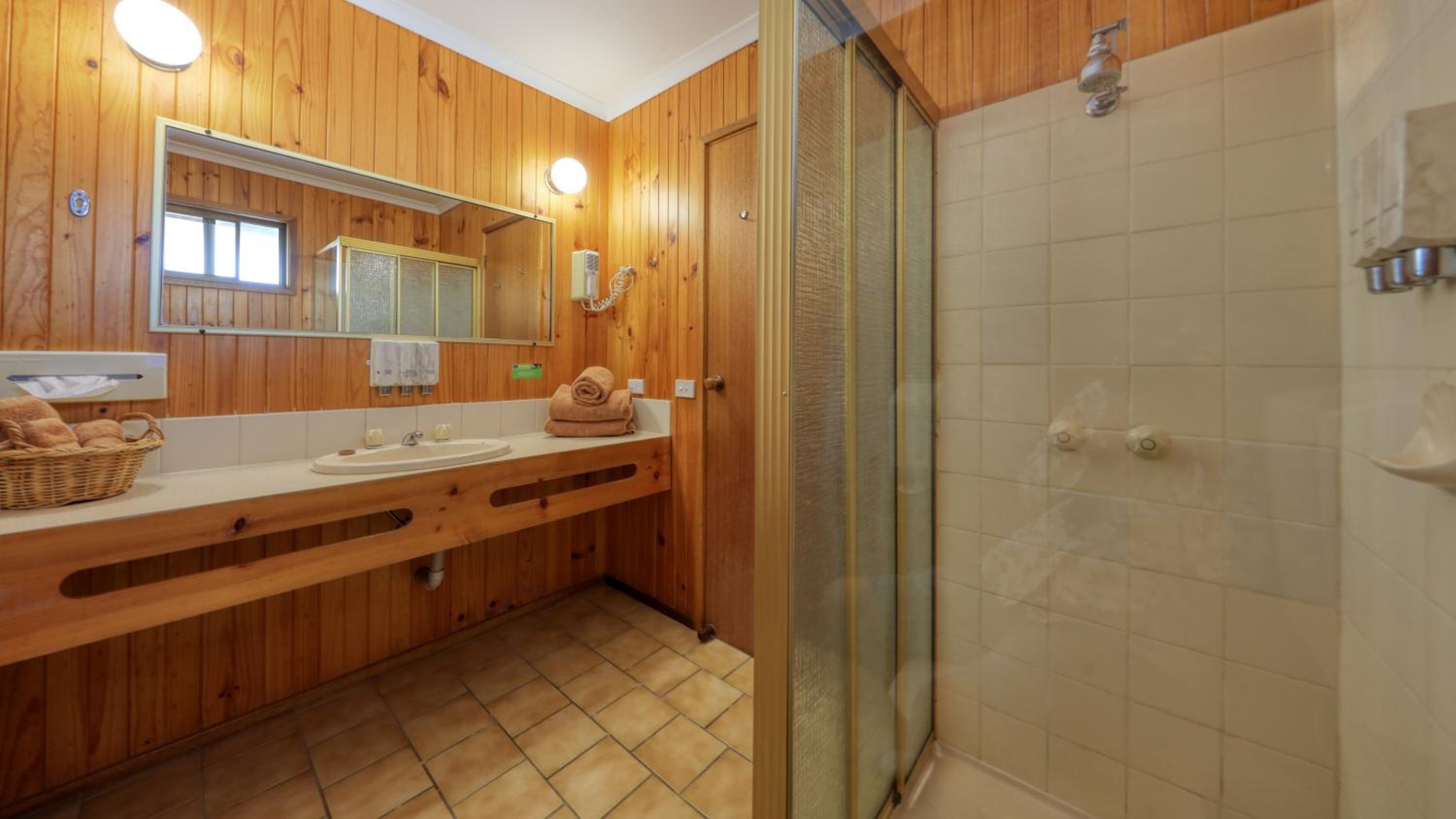 Country Roads Motor Inn