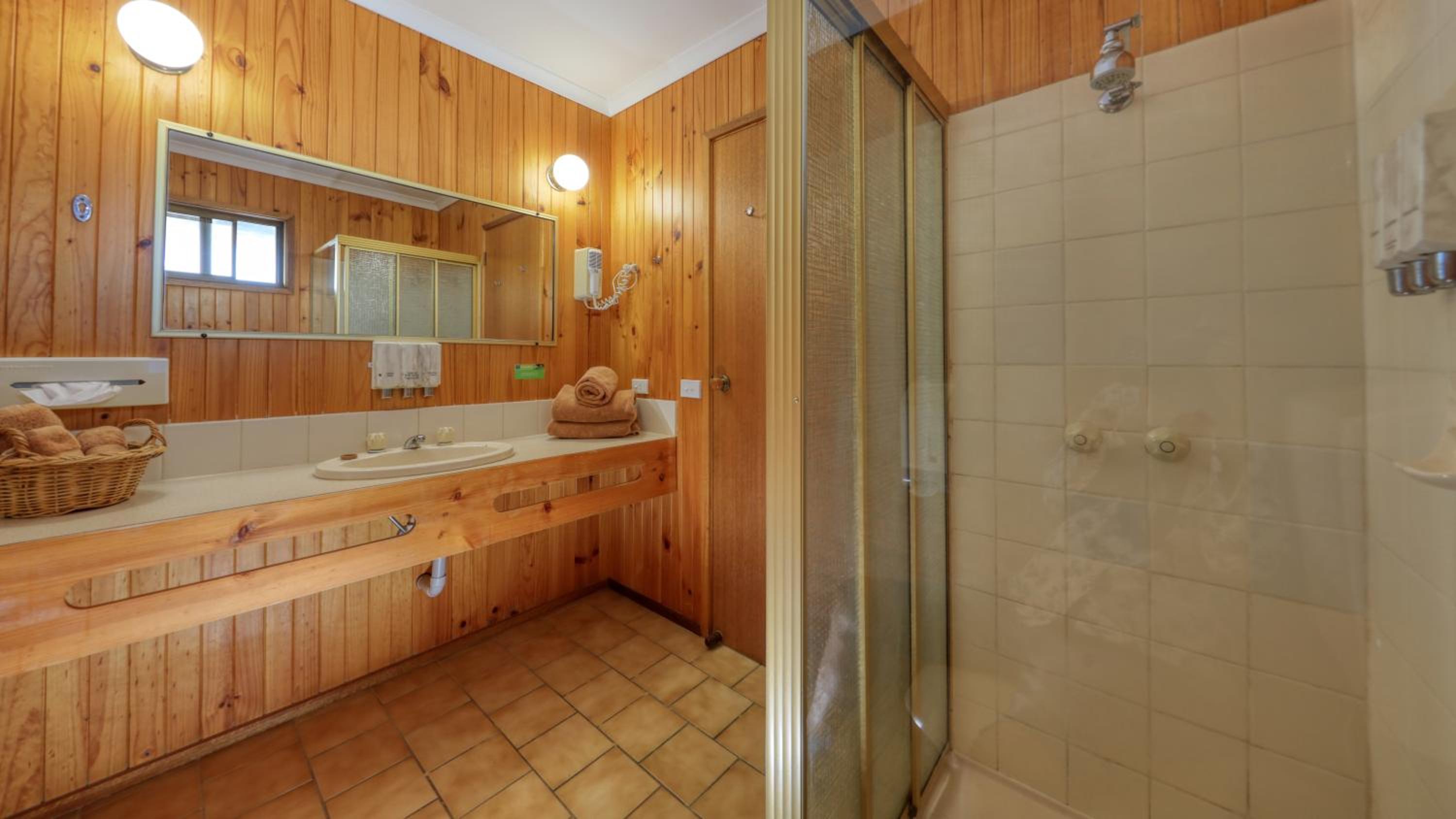 Country Roads Motor Inn