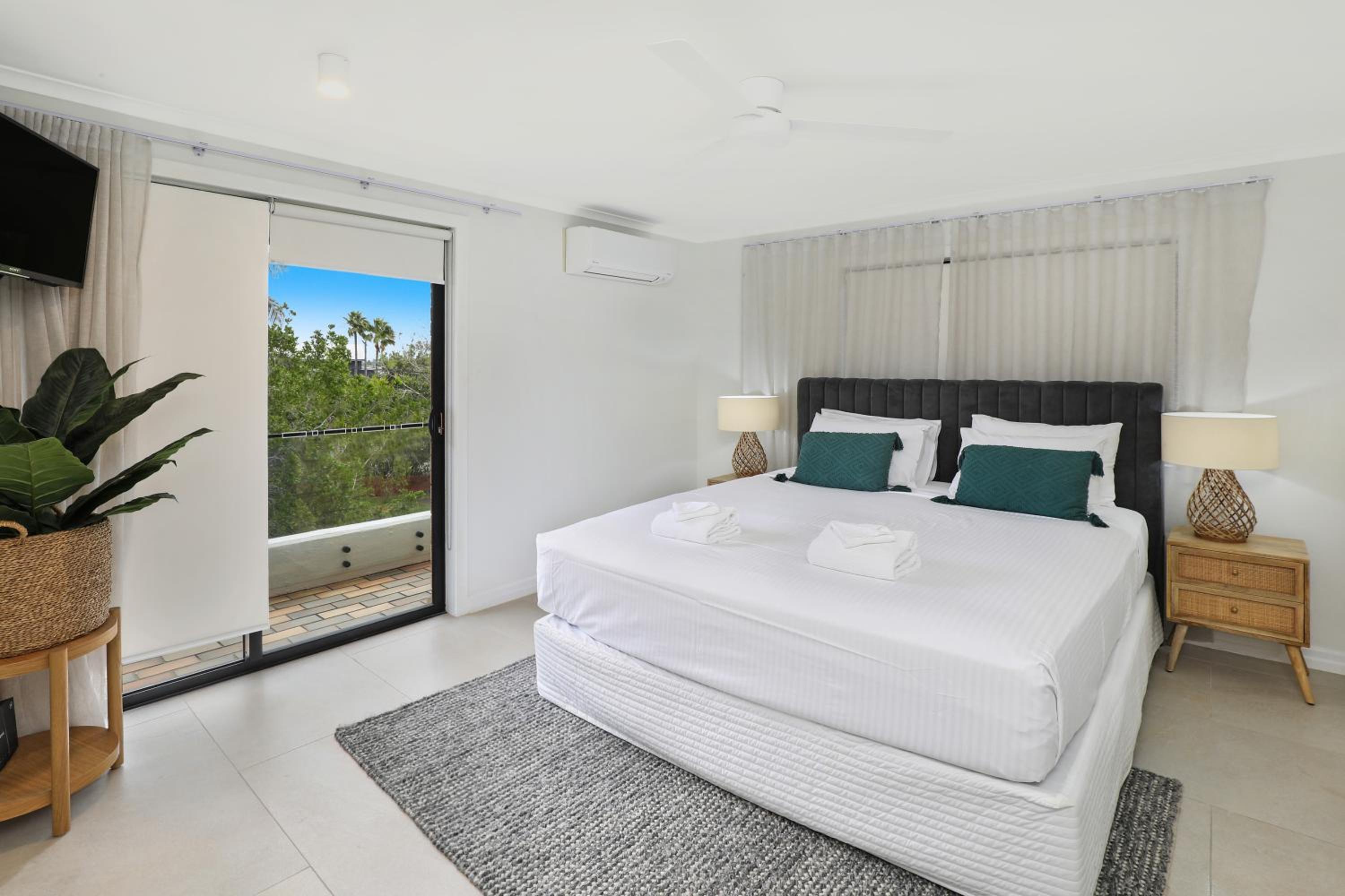 BEAUTIFULLY RENOVATED OCEANSIDE APARTMENT - Lamer 9