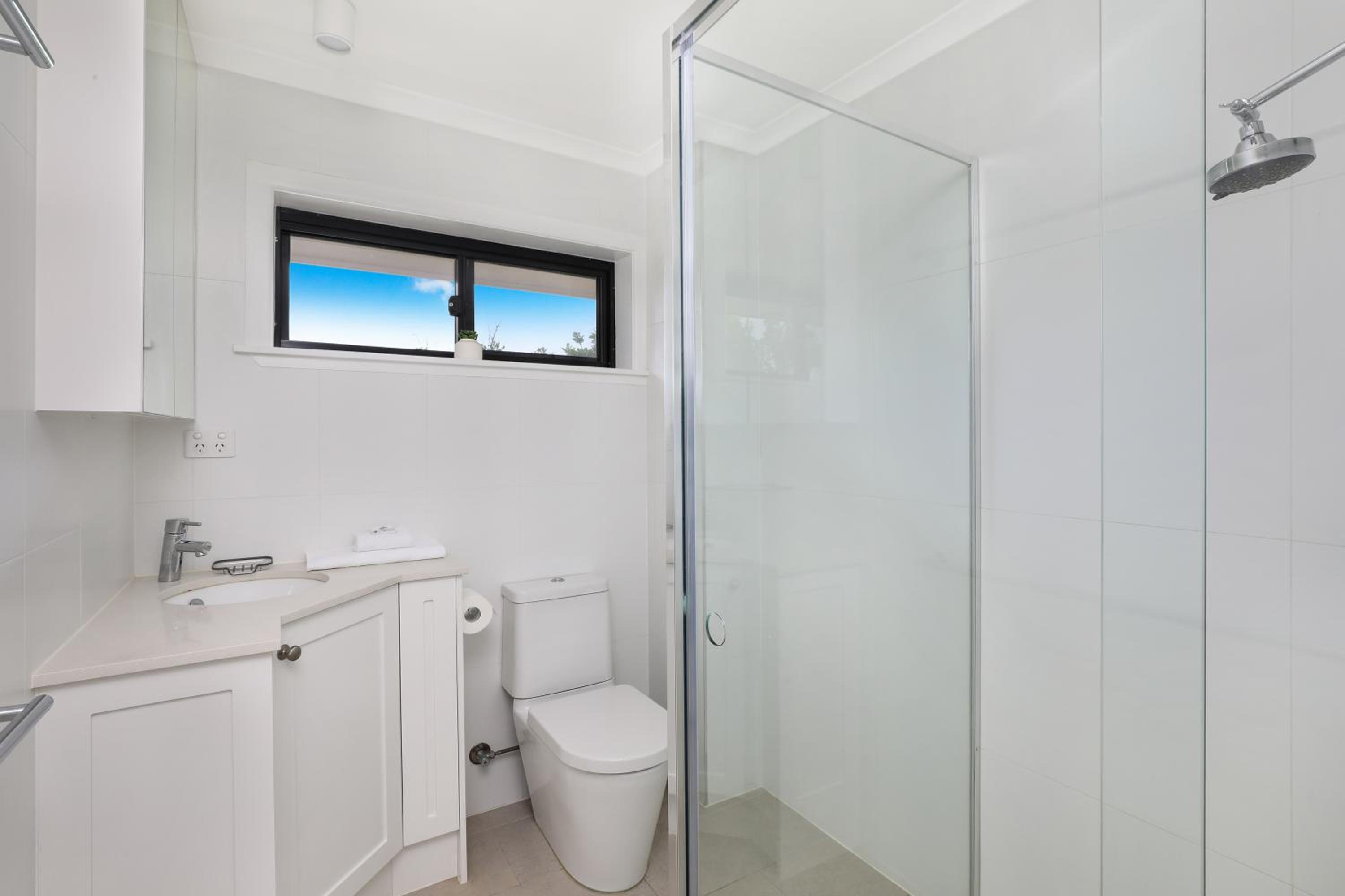 BEAUTIFULLY RENOVATED OCEANSIDE APARTMENT - Lamer 9