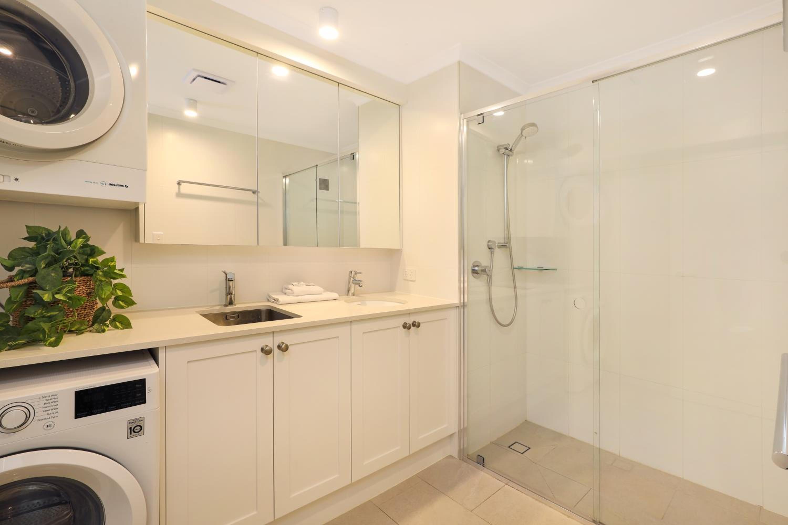 BEAUTIFULLY RENOVATED OCEANSIDE APARTMENT - Lamer 9