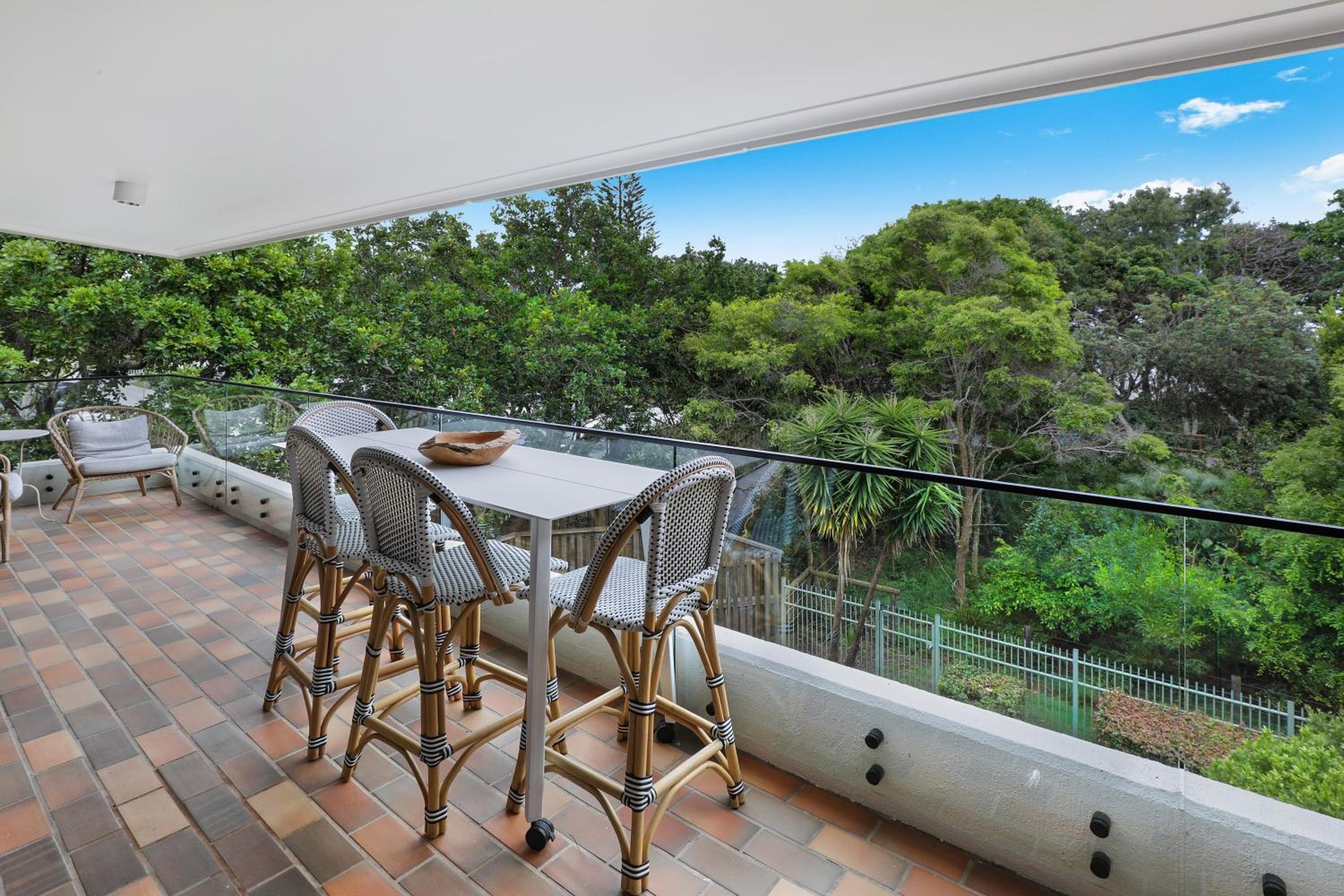 BEAUTIFULLY RENOVATED OCEANSIDE APARTMENT - Lamer 9