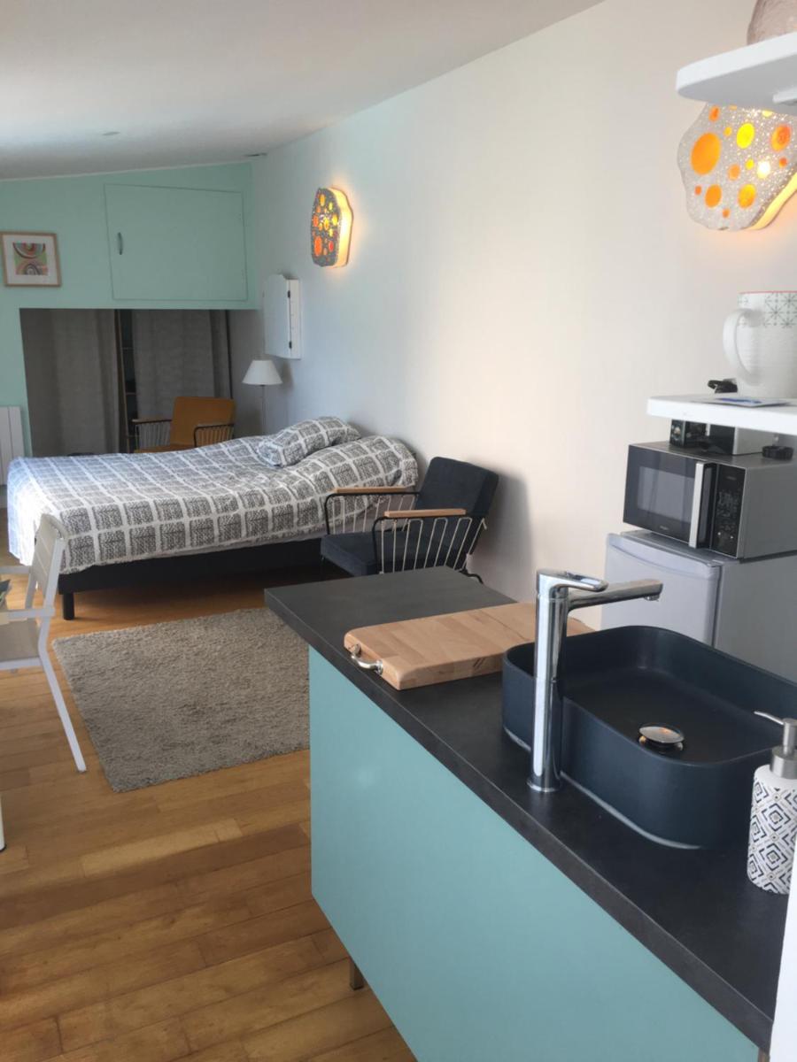 Chambre studio indépendante au calme vue sur piscine