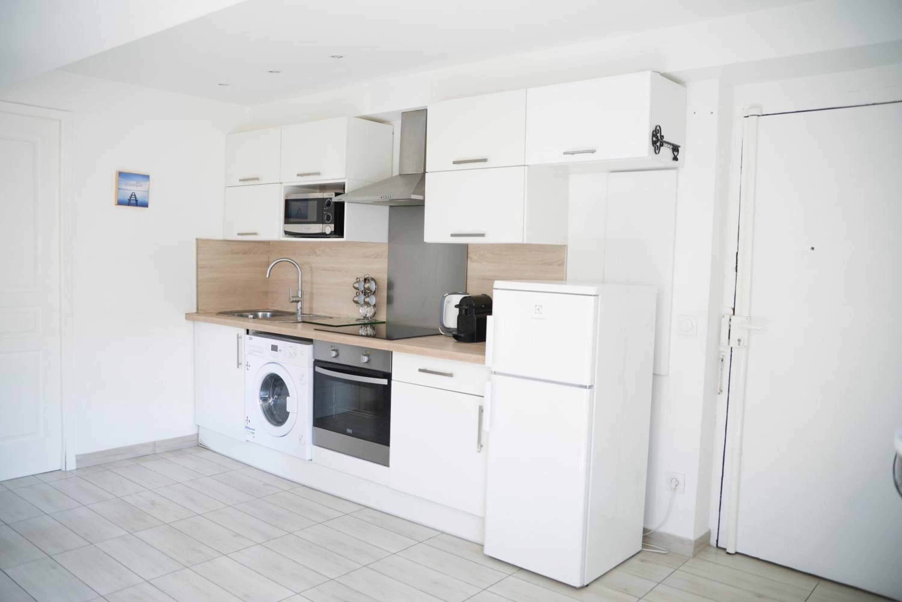 Sunny apartment in heart of Nice Old Town view 3