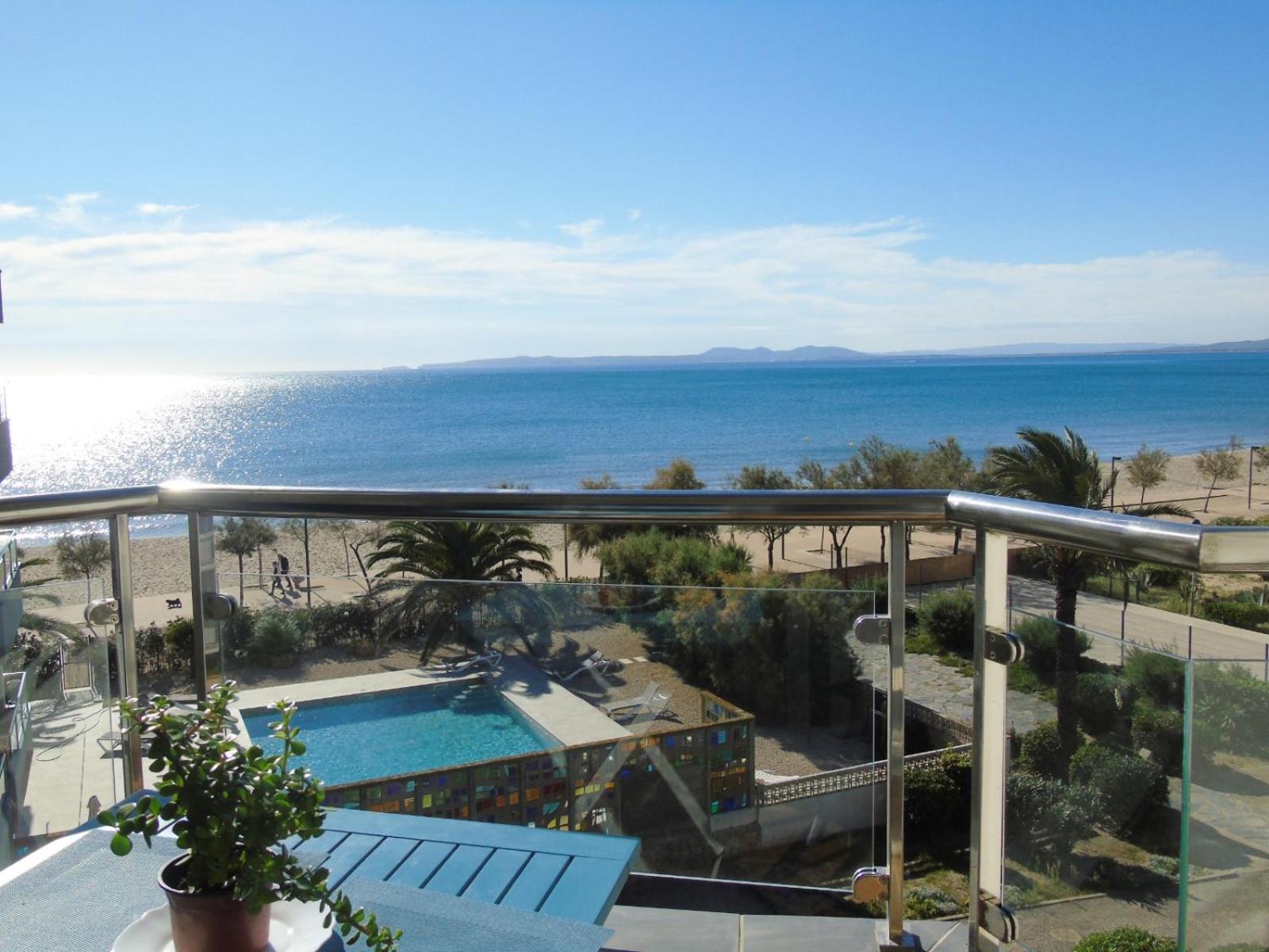 Appartement Première ligne de mer en Roses — balance & terrace