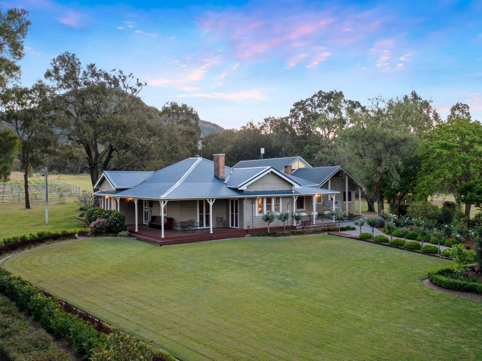 Brokenback Vineyard Luxe Homestead at Oakvale Wines
