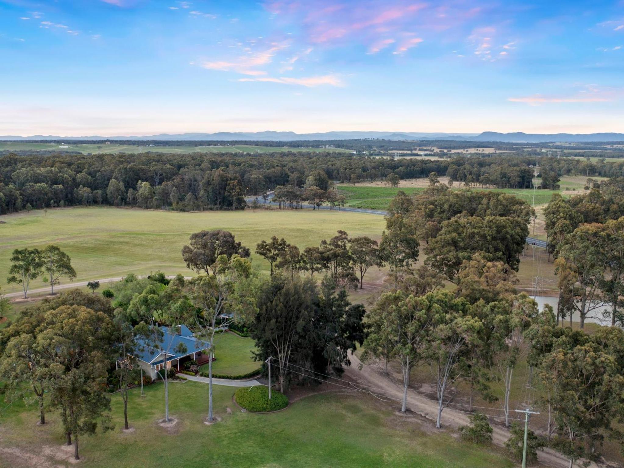 Brokenback Vineyard Luxe Homestead at Oakvale Wines