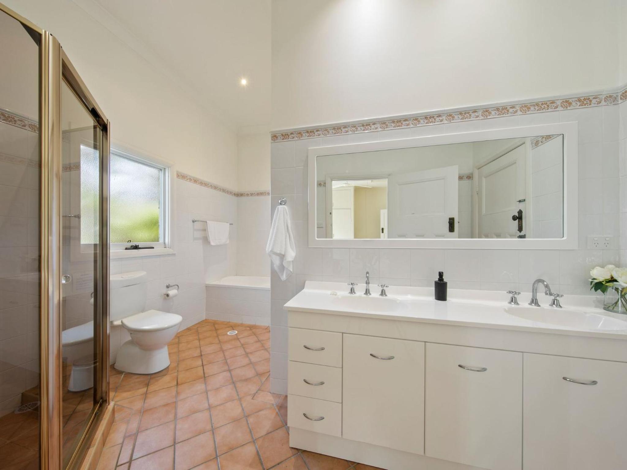 Brokenback Vineyard Luxe Homestead at Oakvale Wines
