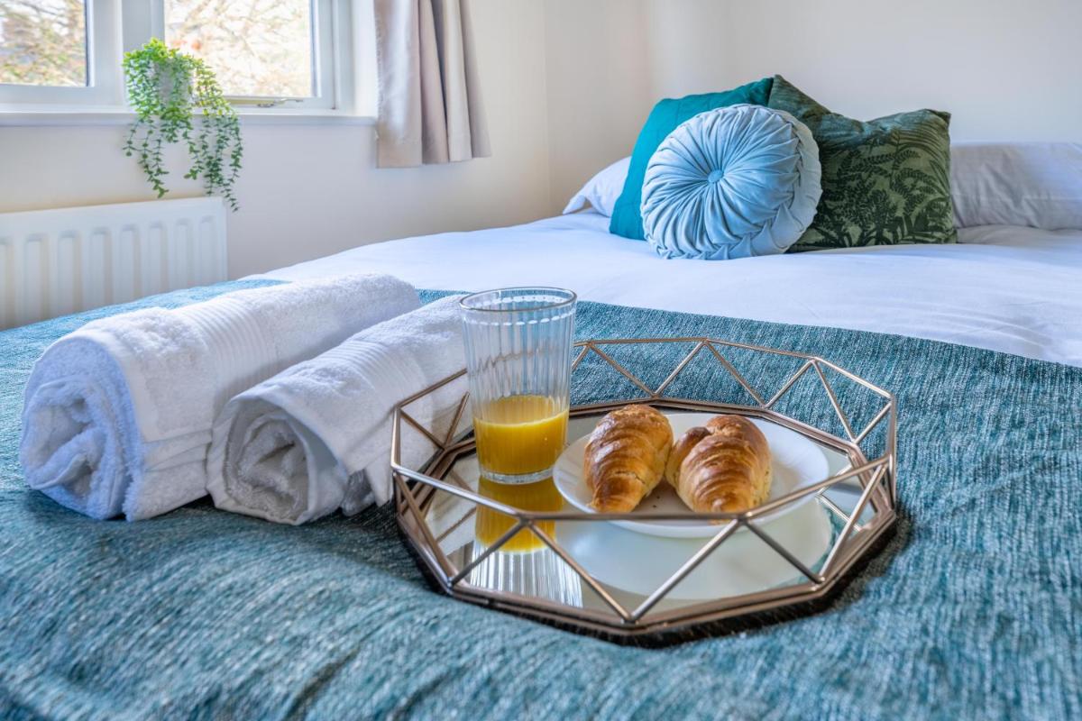 Pierocks Wickets Luxury Entire house, Free Parking and WI-FI in Maidenhead view 2