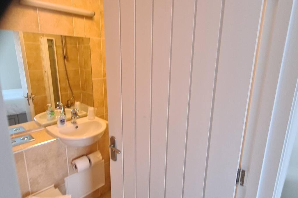 Beautiful 2-bed Apartment on Torquay seafront view 4
