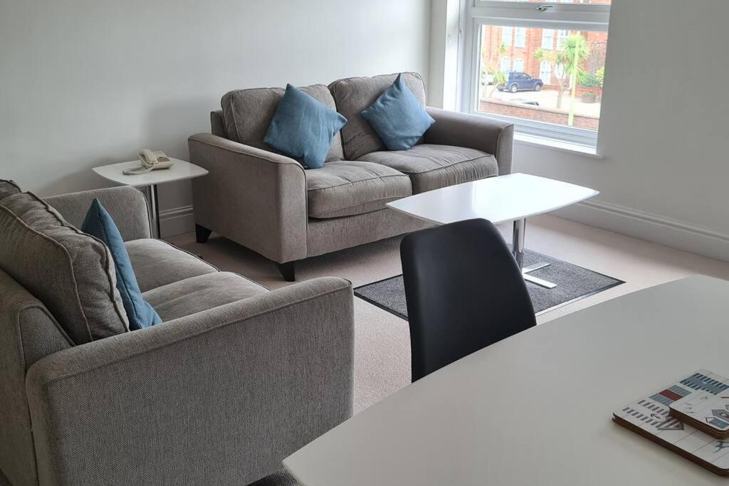 Beautiful 2-bed Apartment on Torquay seafront view 3