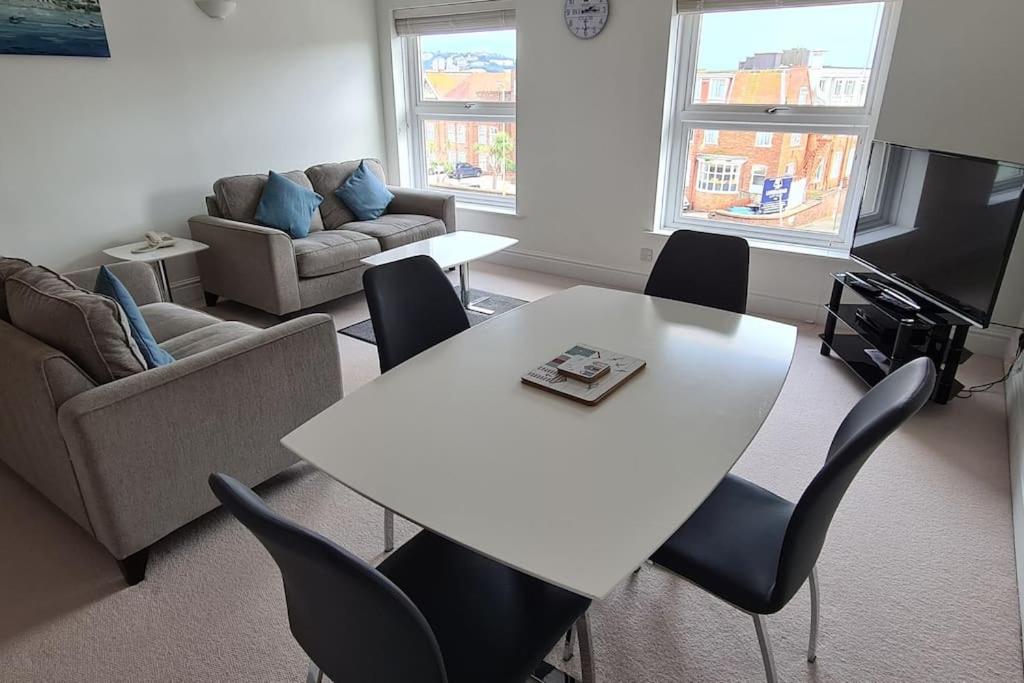 Beautiful 2-bed Apartment on Torquay seafront view 2