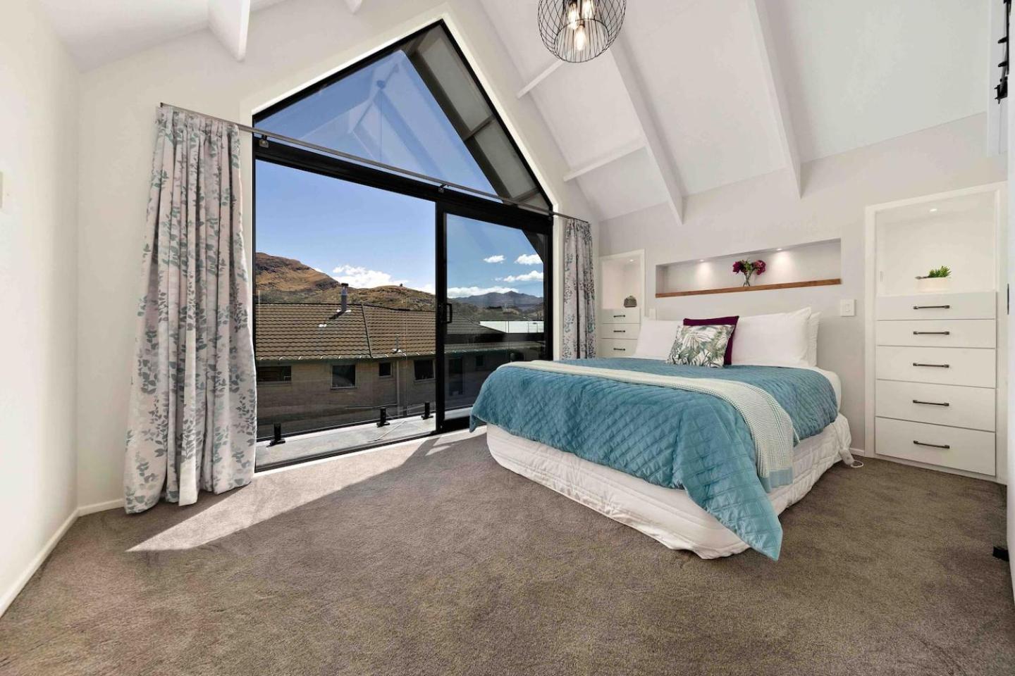 The Gables - Queenstown - Beautiful, stylish, newly renovated 4 bedroom home view 3