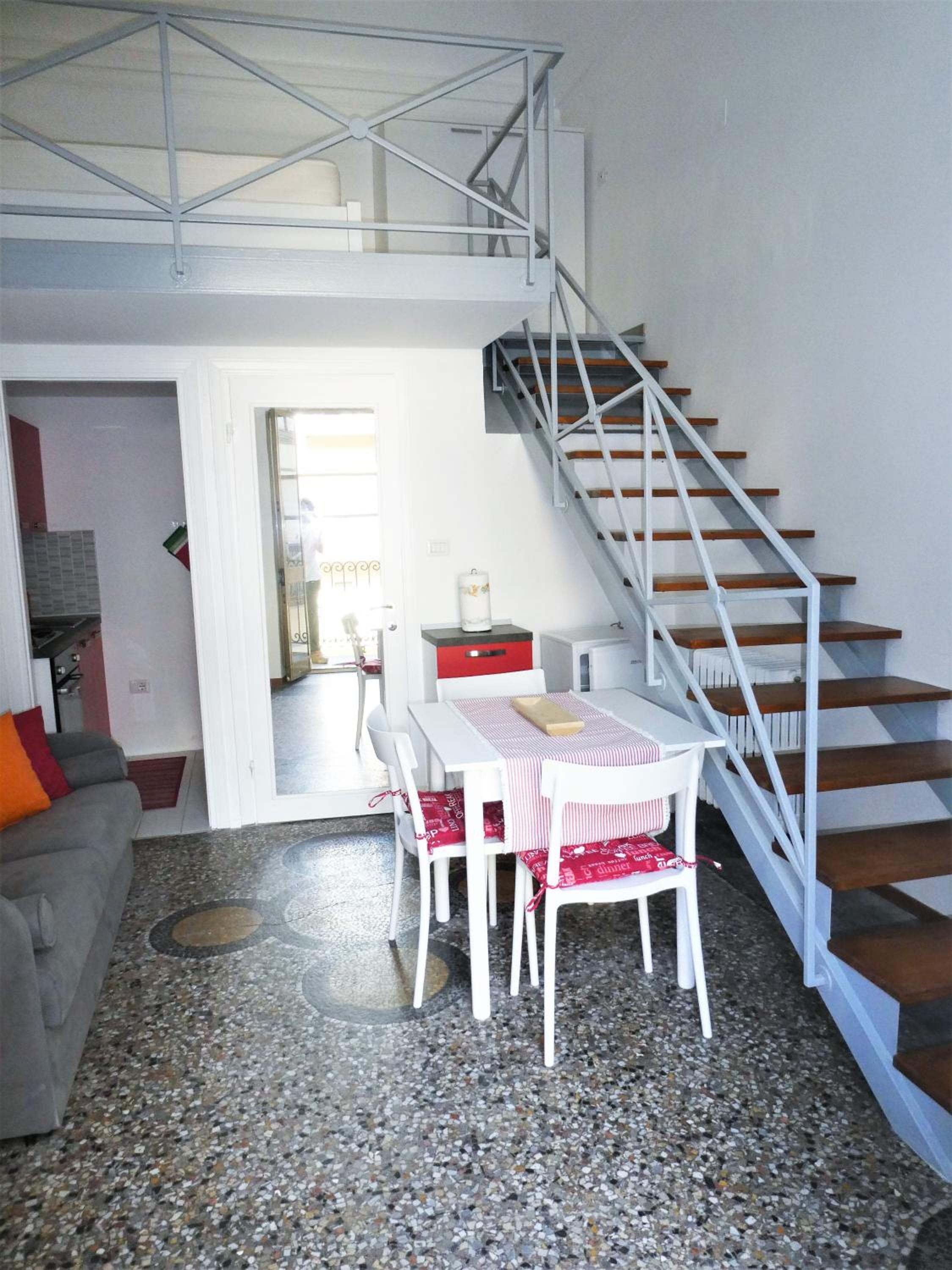 Centralissimo appartamento su due livelli "2" a 10 minuti a piedi dal Palazzo Reale view 2