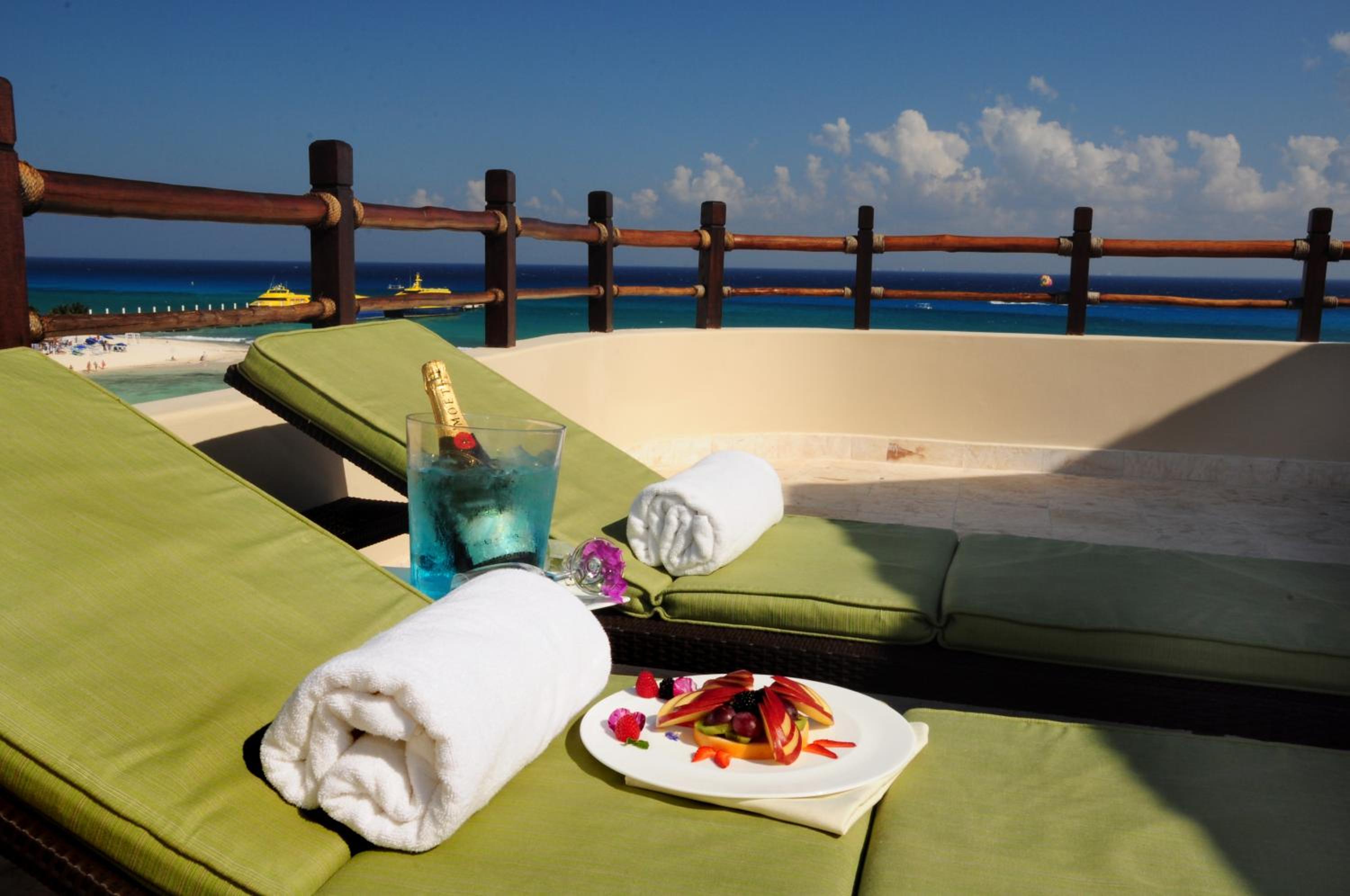 El Taj Oceanfront and Beachside Condo Hotel