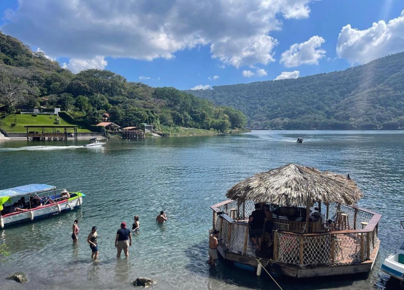Captain Morgan Hostel Lake Coatepeque