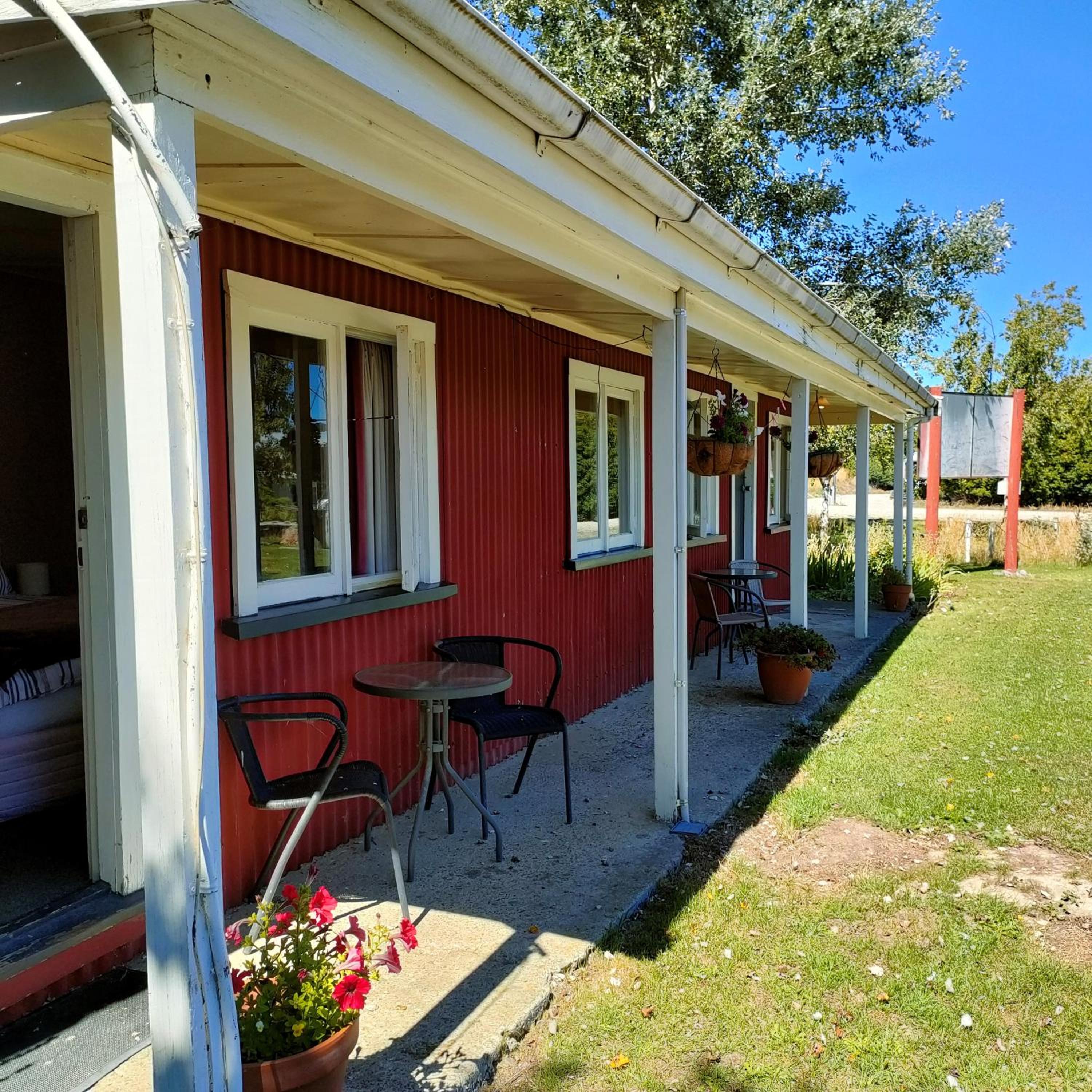Oturehua Railway Hotel Cottage view 3