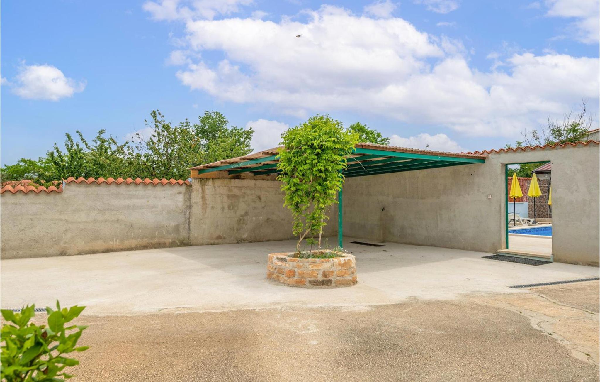 Three-Bedroom Holiday Home 0 In Zminj view 5