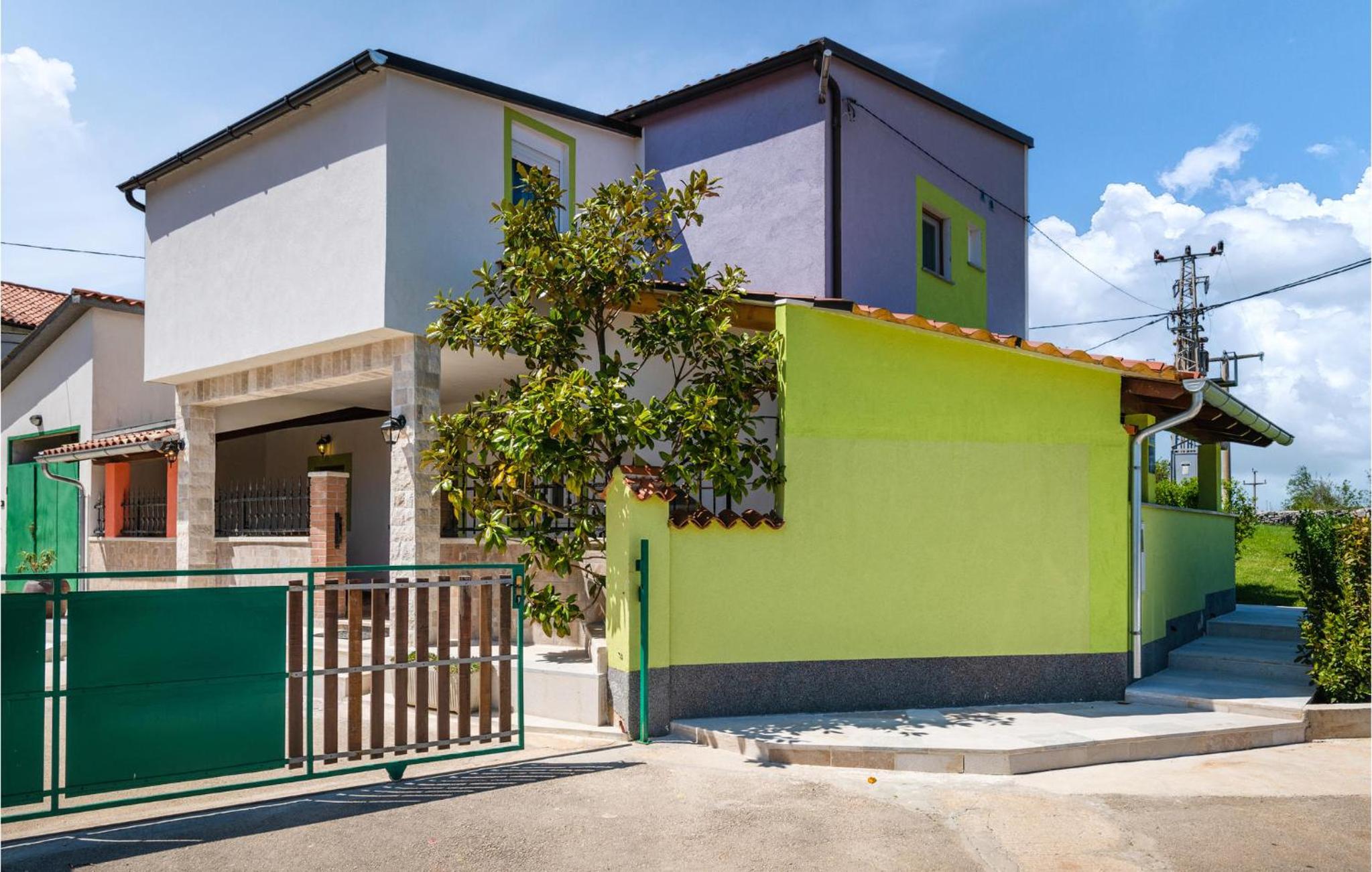Three-Bedroom Holiday Home 0 In Zminj view 4