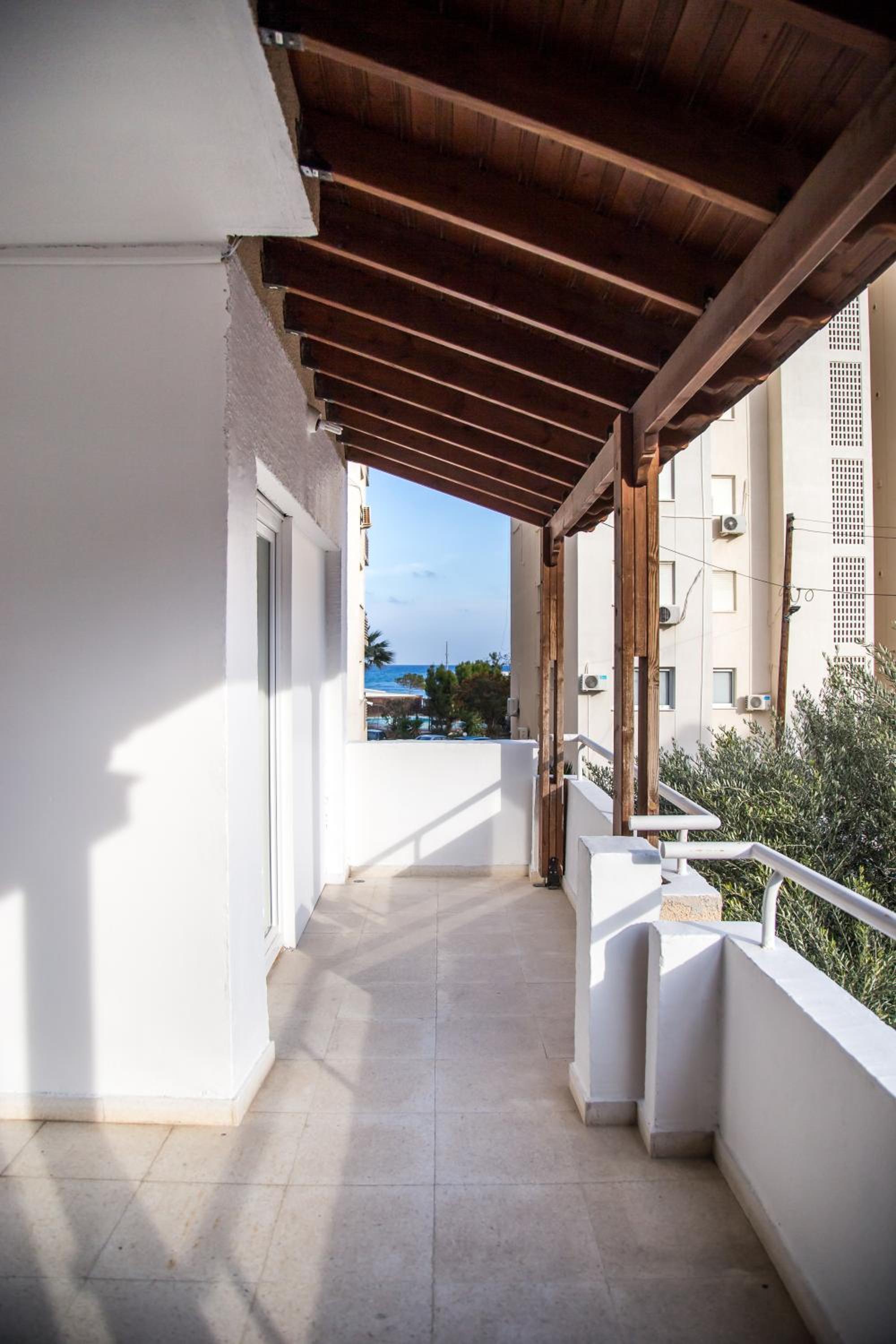 Designer 2-Bedroom Apartment 150m from Mackenzie Beach view 2