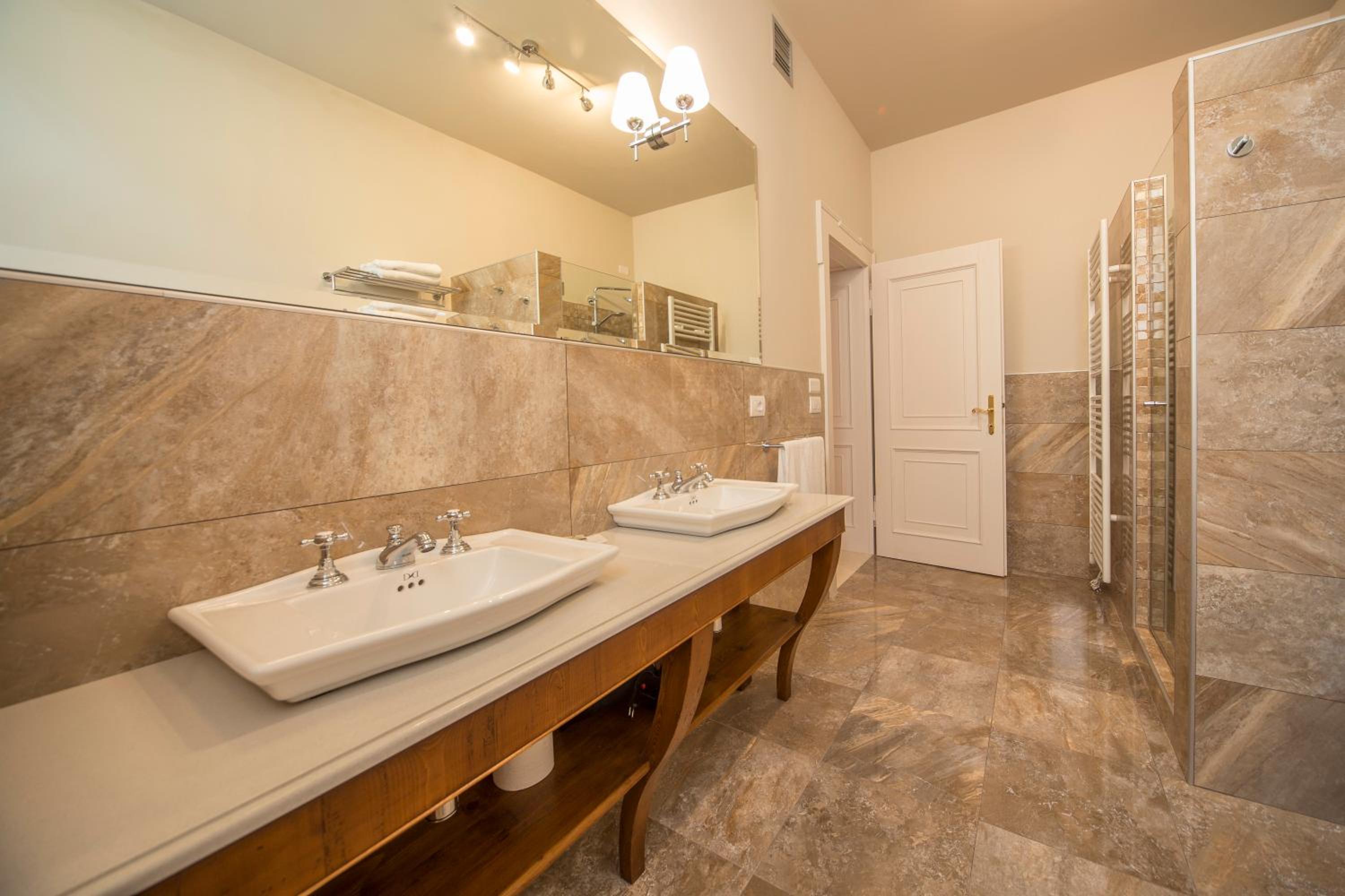 Lady Capulet Apartments