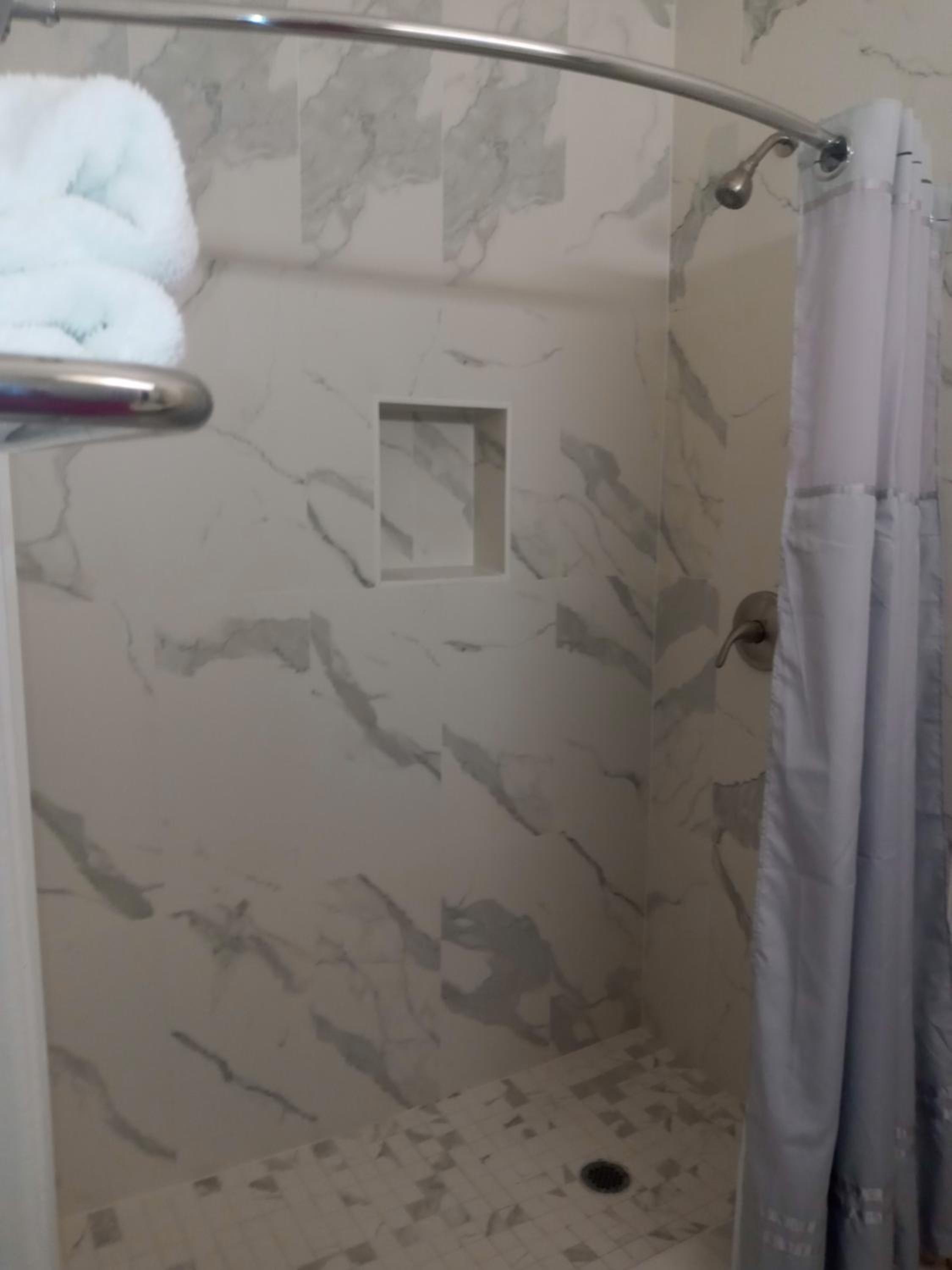 Deluxe Inn & Suites