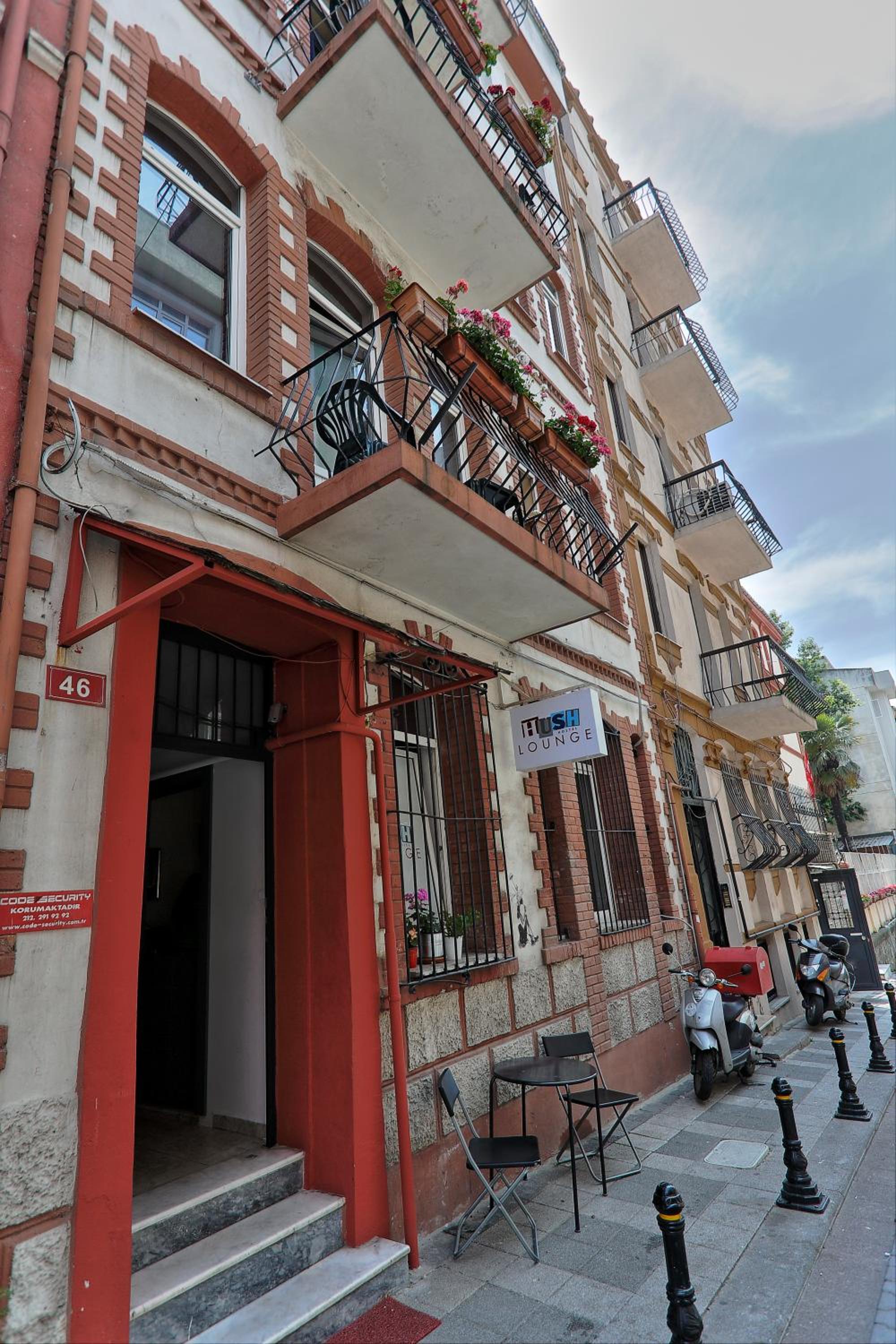 Hotel Hush Hostel Lounge - Image 1